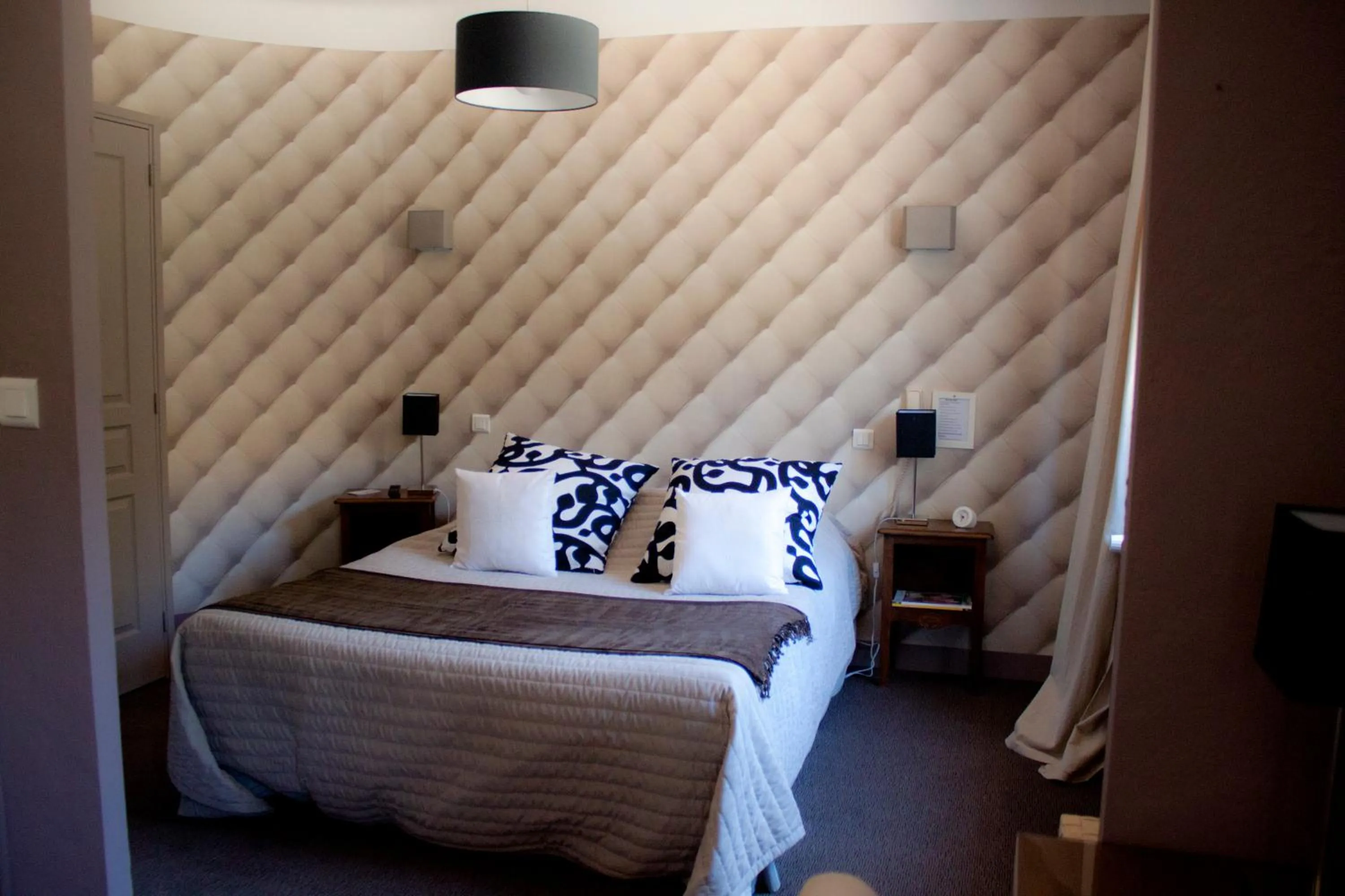 Bed in Logis Hôtel La Magnanerie - Côté Bistro