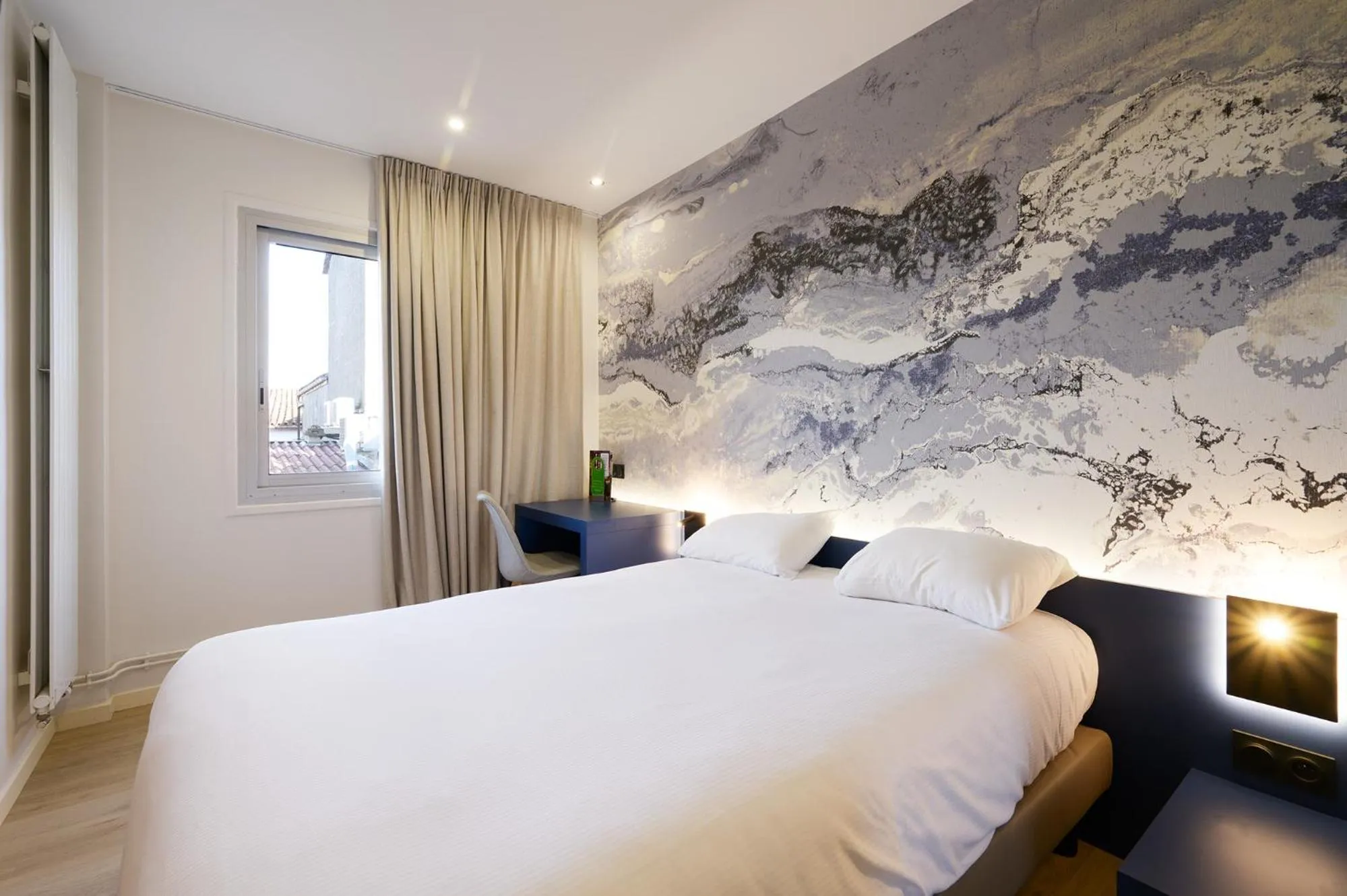 Bed in Hotel Du Commerce Spa