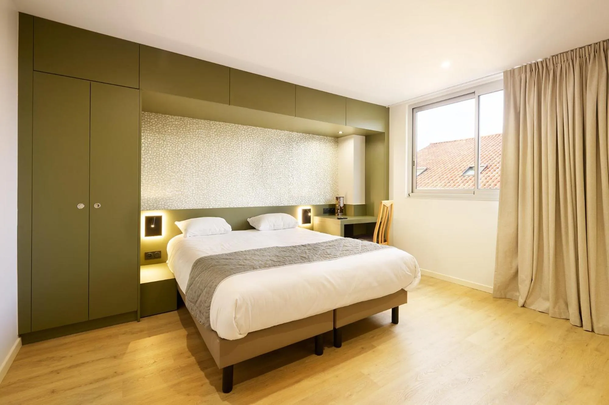 Photo of the whole room, Bed in Hotel Du Commerce Spa