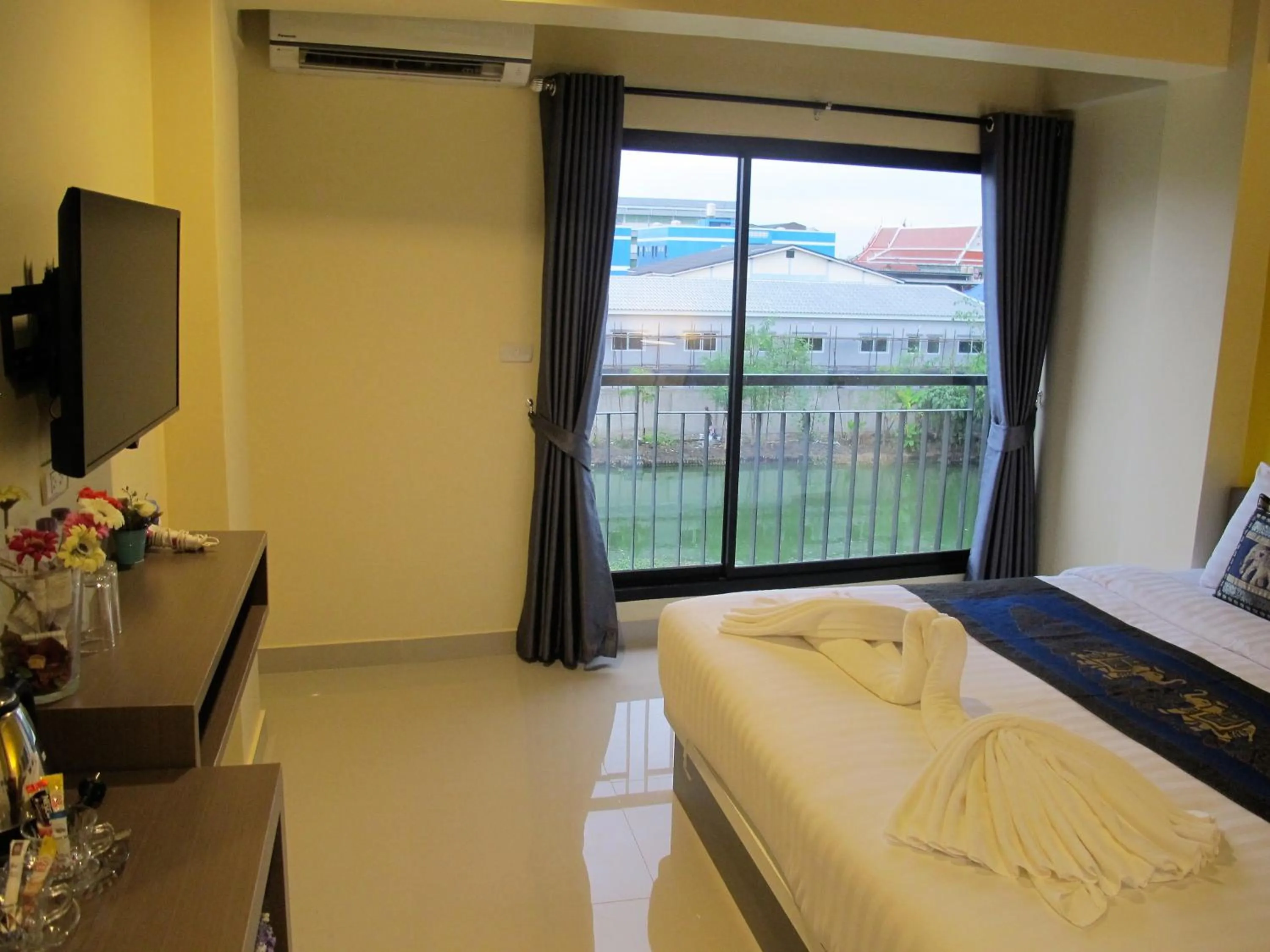 Photo of the whole room, Bed in Suvarnabhumi Oriental Resort