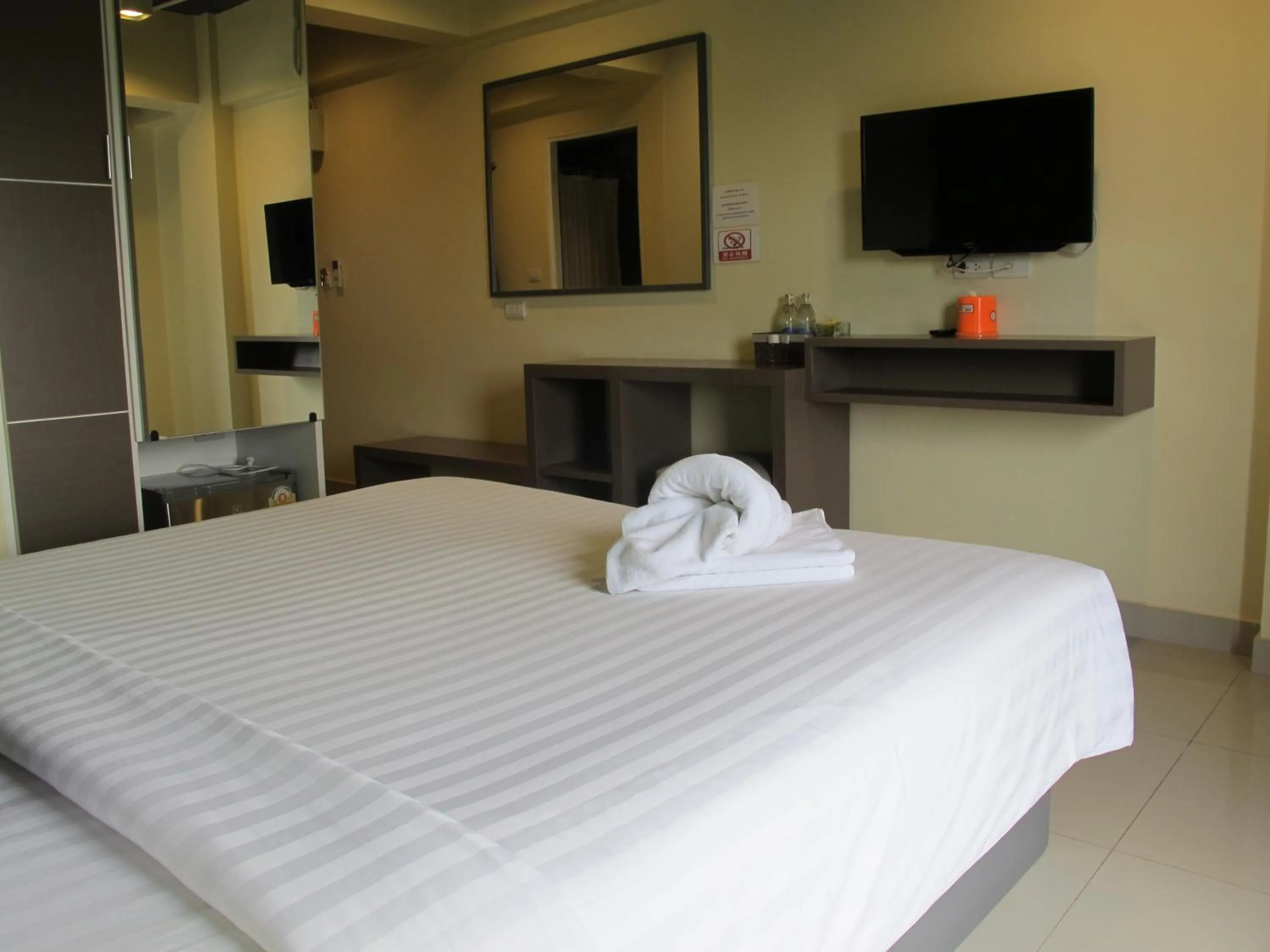 Bed in Suvarnabhumi Oriental Resort