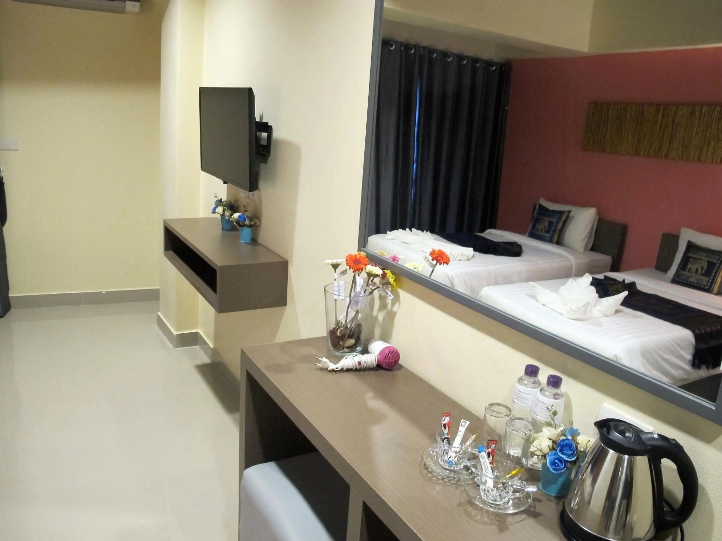 Photo of the whole room, Bed in Suvarnabhumi Oriental Resort