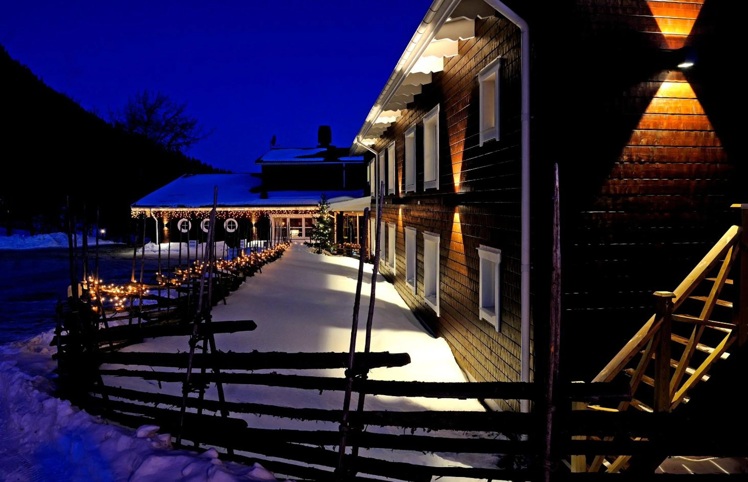 Facade/entrance in Eriksgårdens Fjällhotell