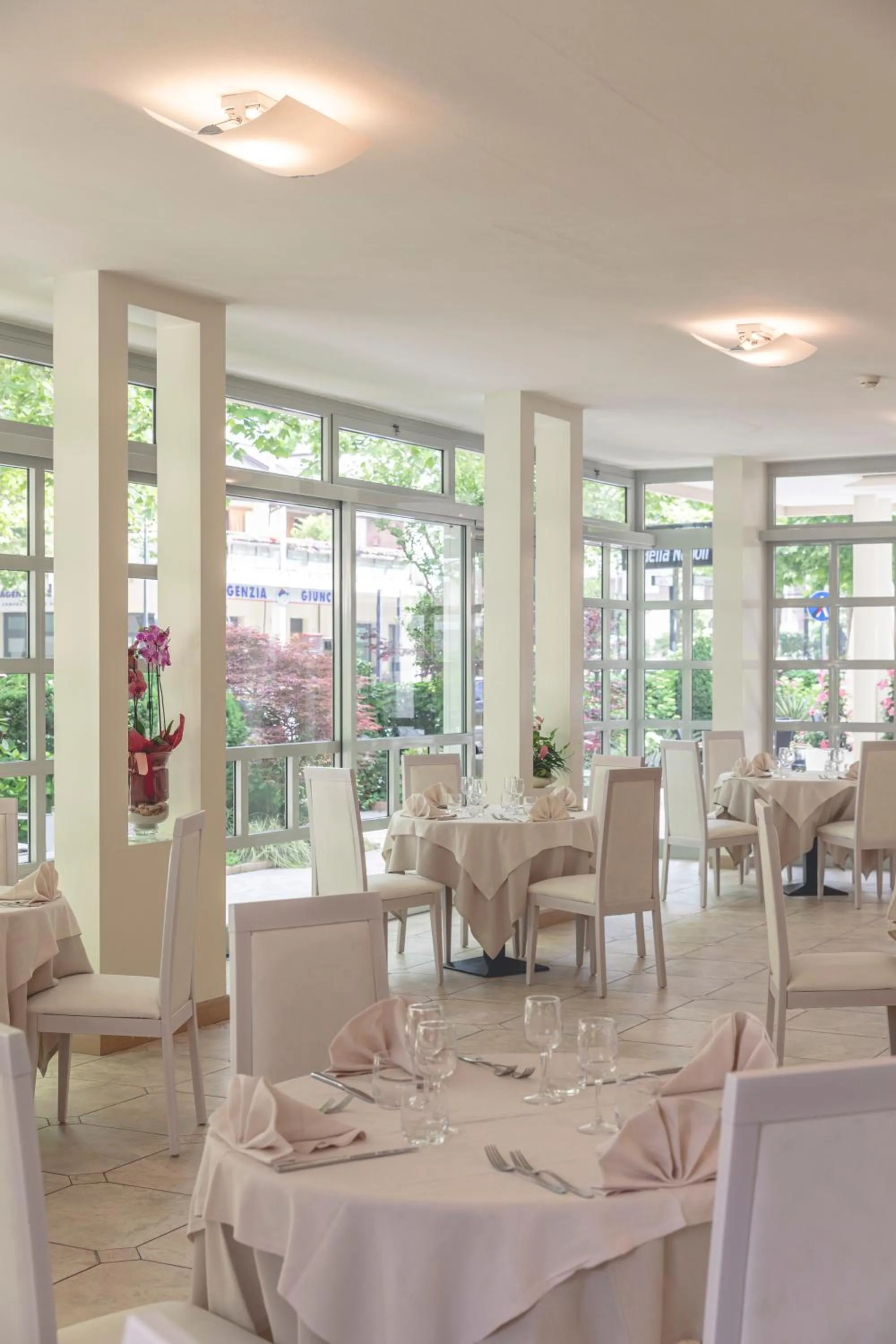 Restaurant/places to eat in Hotel Athena