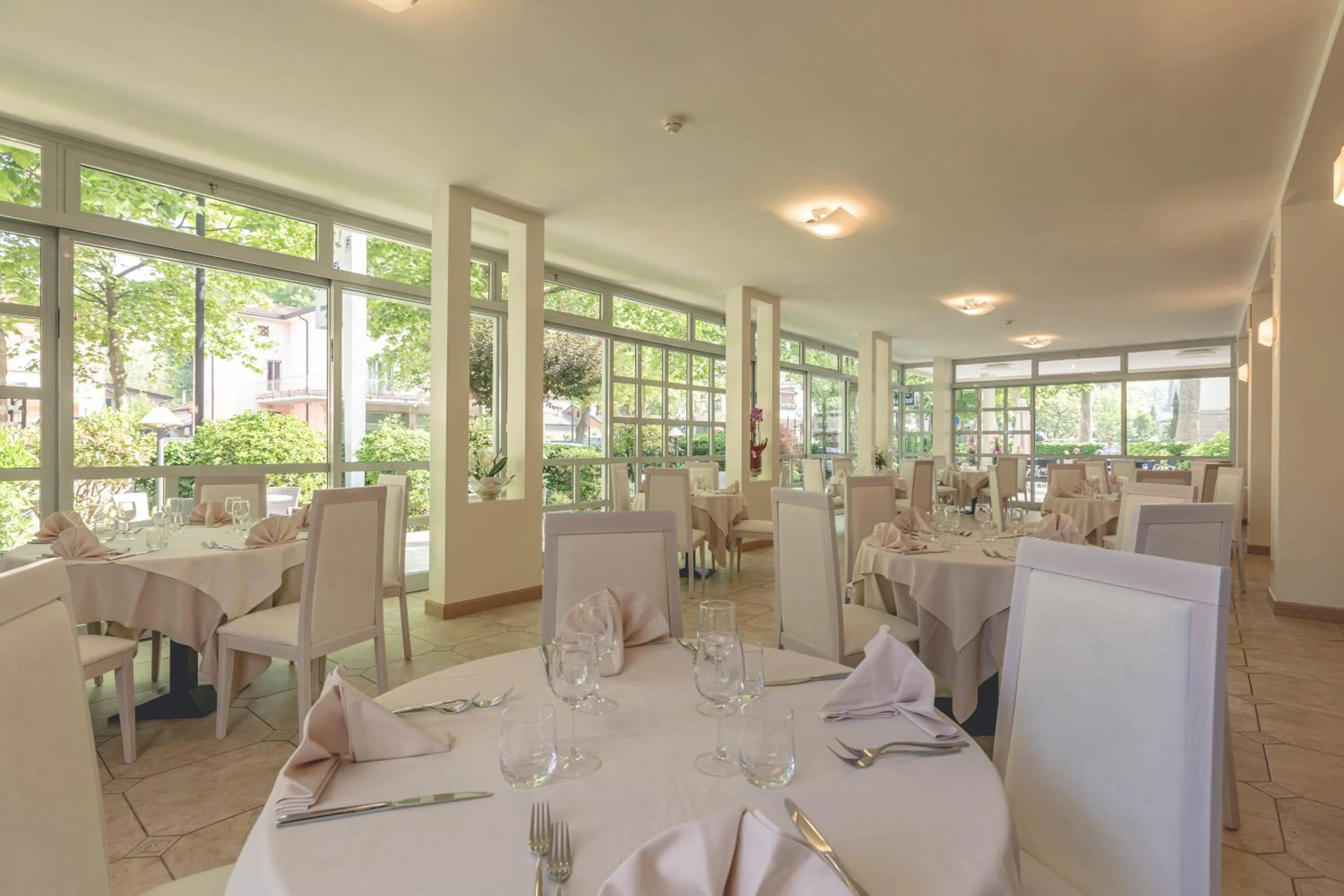 Restaurant/places to eat in Hotel Athena