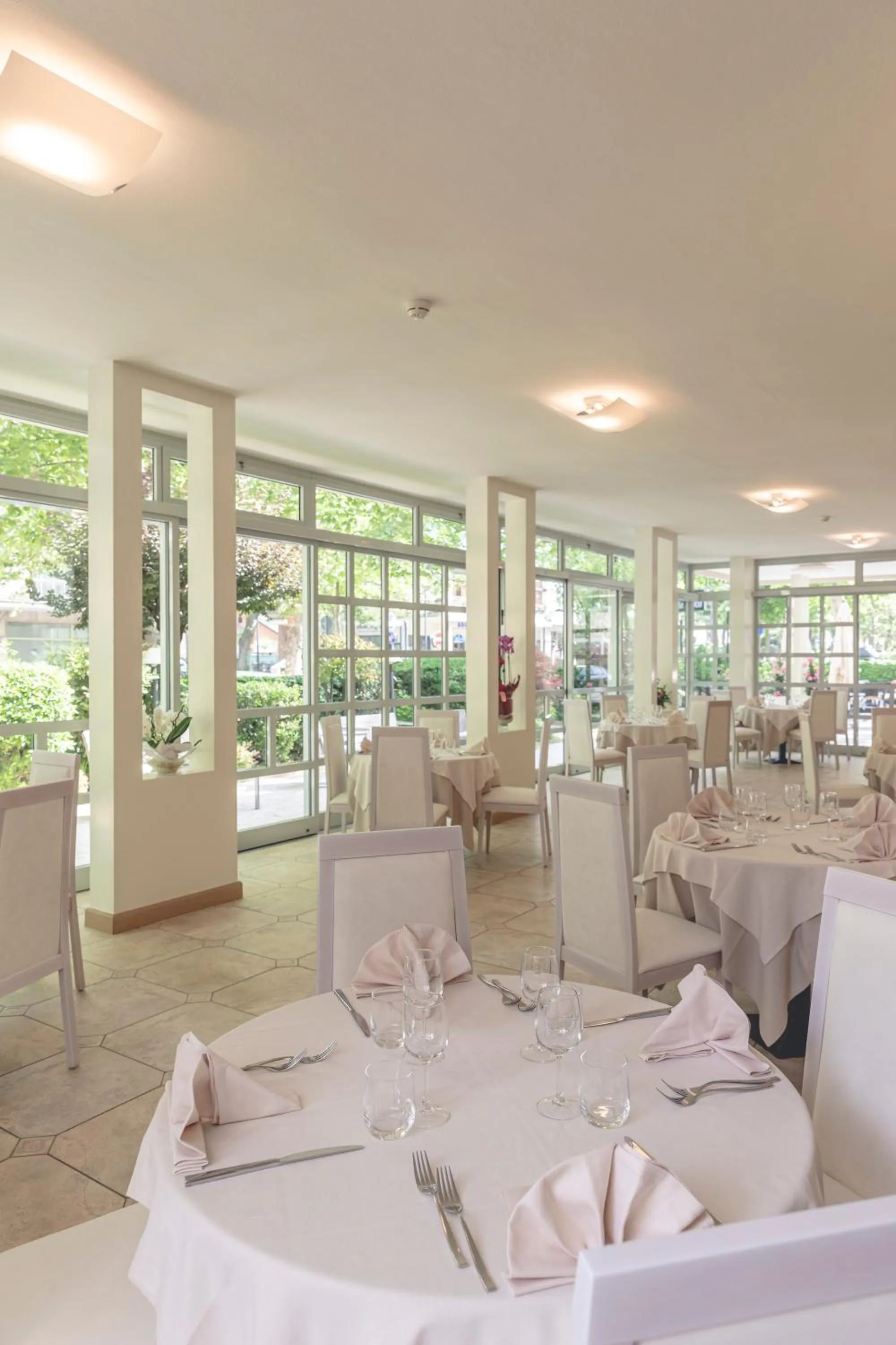 Restaurant/places to eat in Hotel Athena