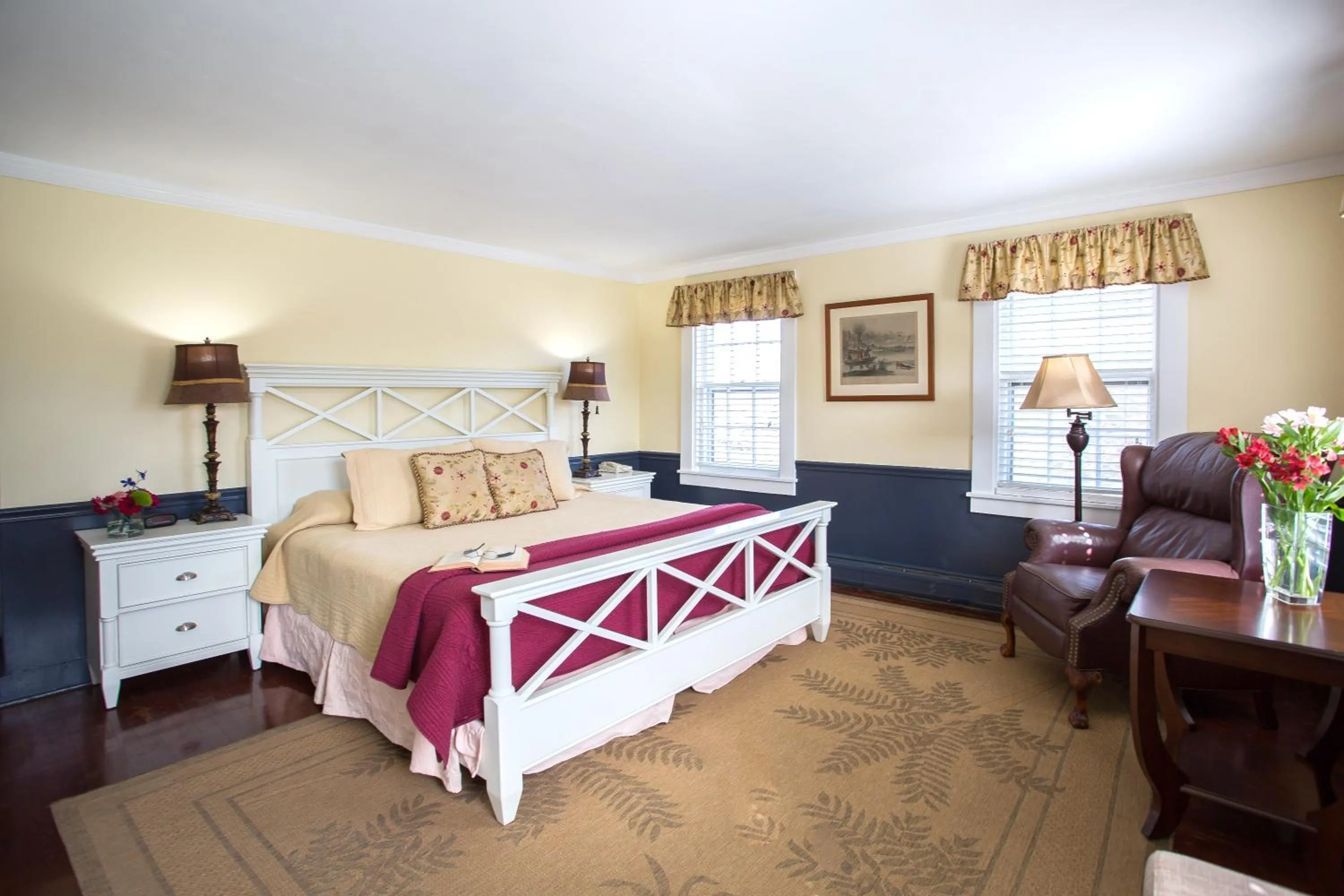 Photo of the whole room, Bed in Queen Anne Inn