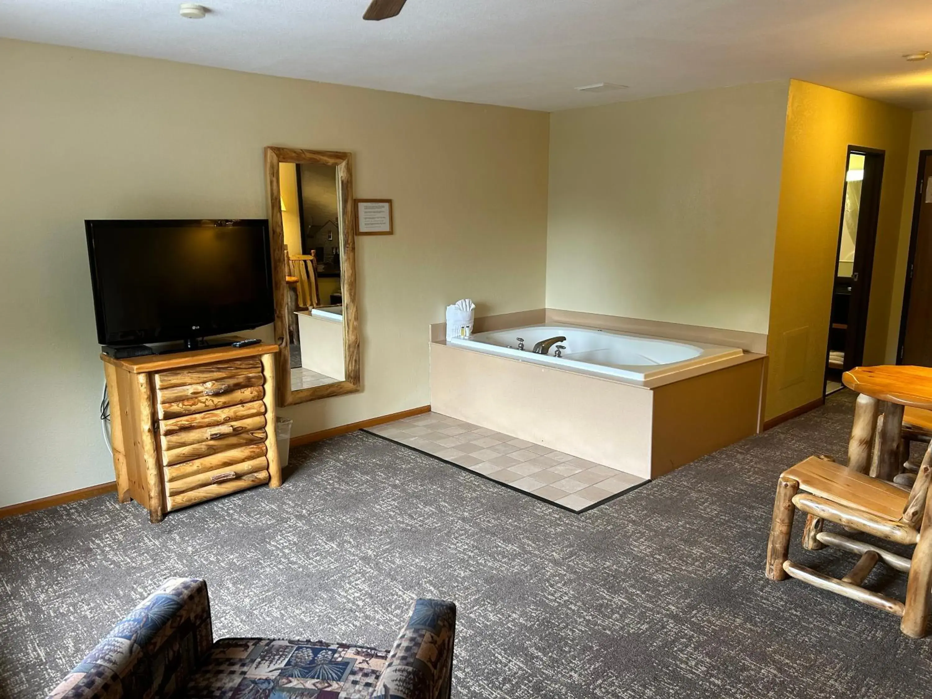 King Room with Spa Bath in Super 8 by Wyndham Bridgeview of Mackinaw City King Room with Spa Bath in Super 8 by Wyndham Bridgeview of Mackinaw City