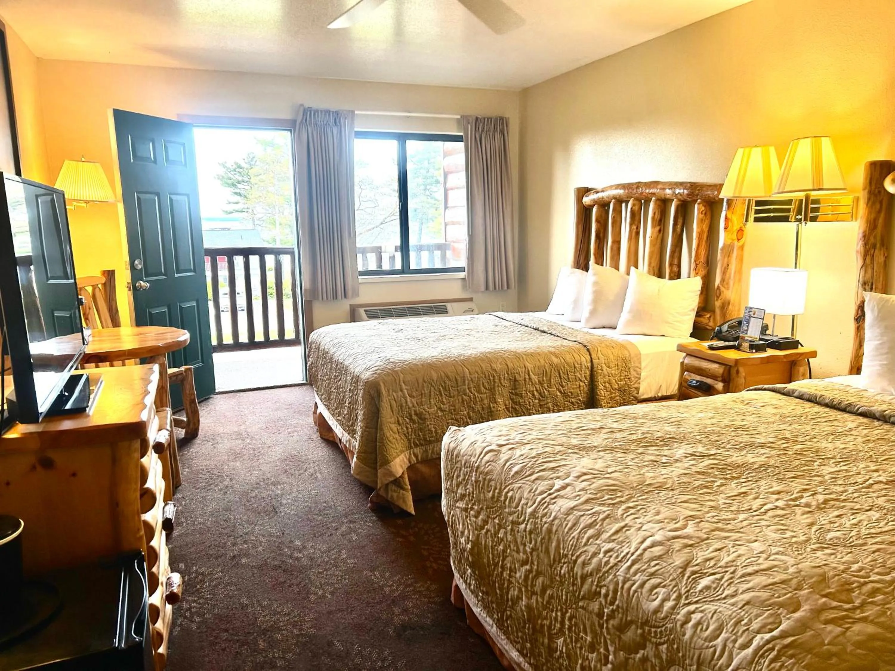 Bed in Super 8 by Wyndham Bridgeview of Mackinaw City