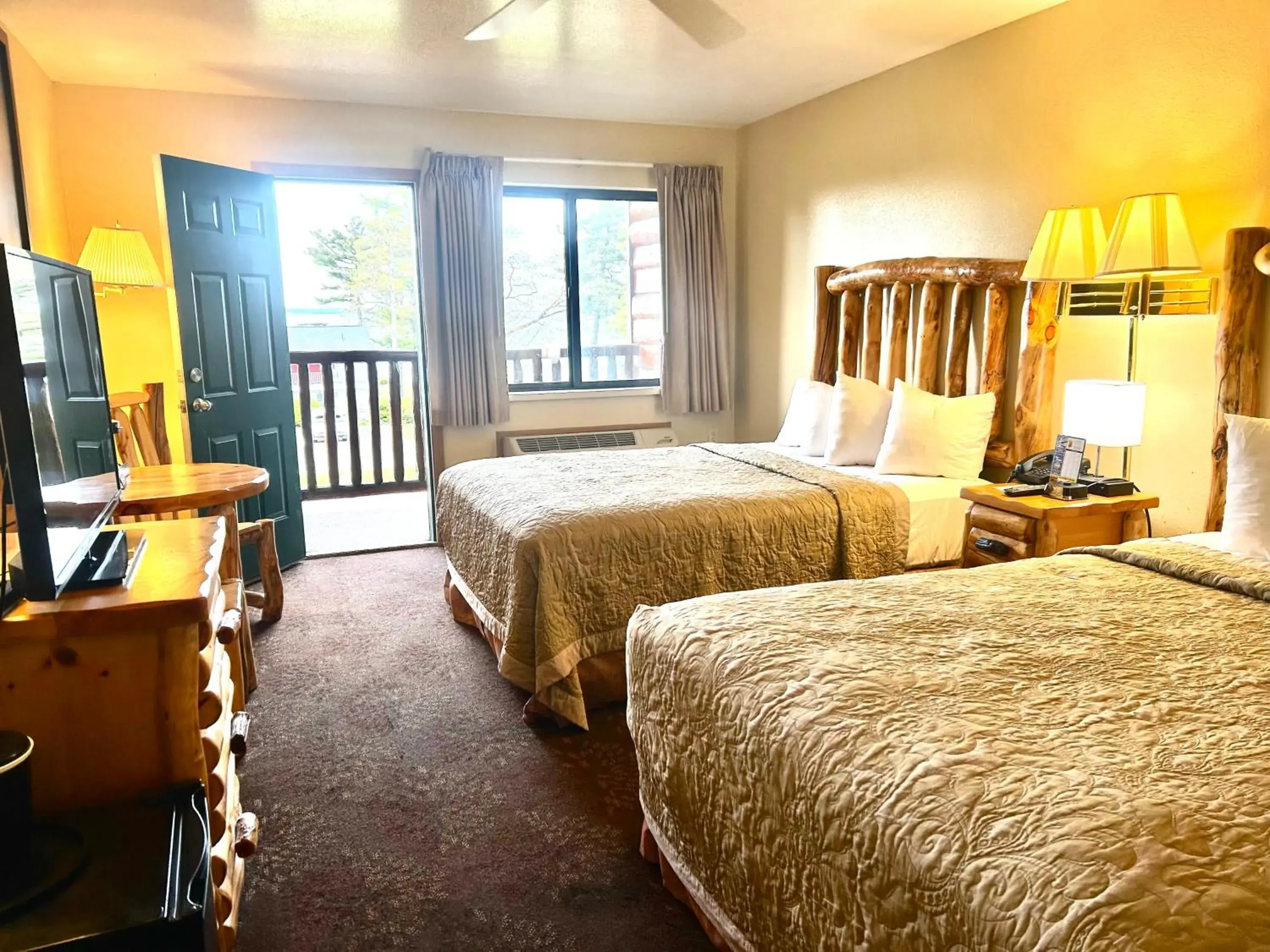 Queen Room with Two Queen Beds - Park and Lake View in Super 8 by Wyndham Bridgeview of Mackinaw City Queen Room with Two Queen Beds - Park and Lake View in Super 8 by Wyndham Bridgeview of Mackinaw City