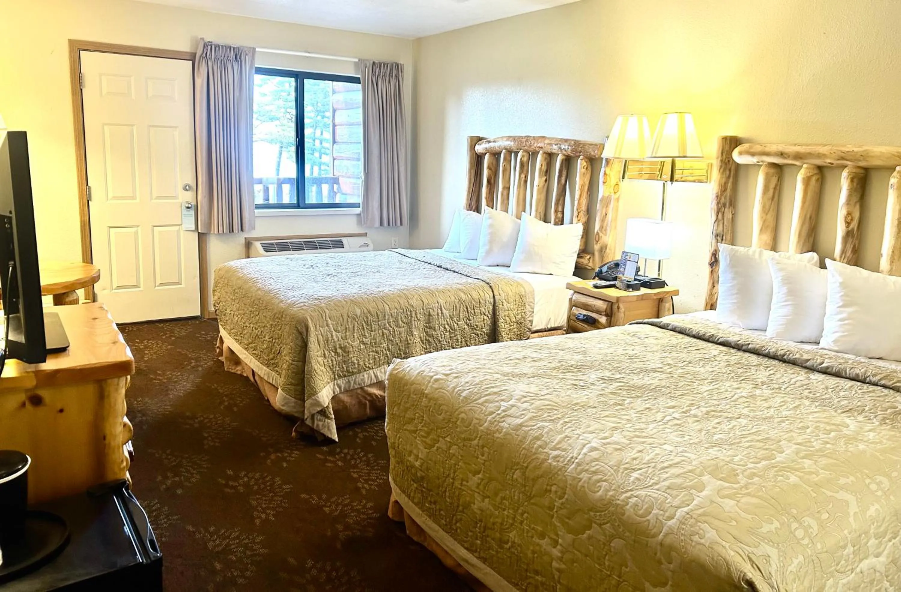 Bed in Super 8 by Wyndham Bridgeview of Mackinaw City