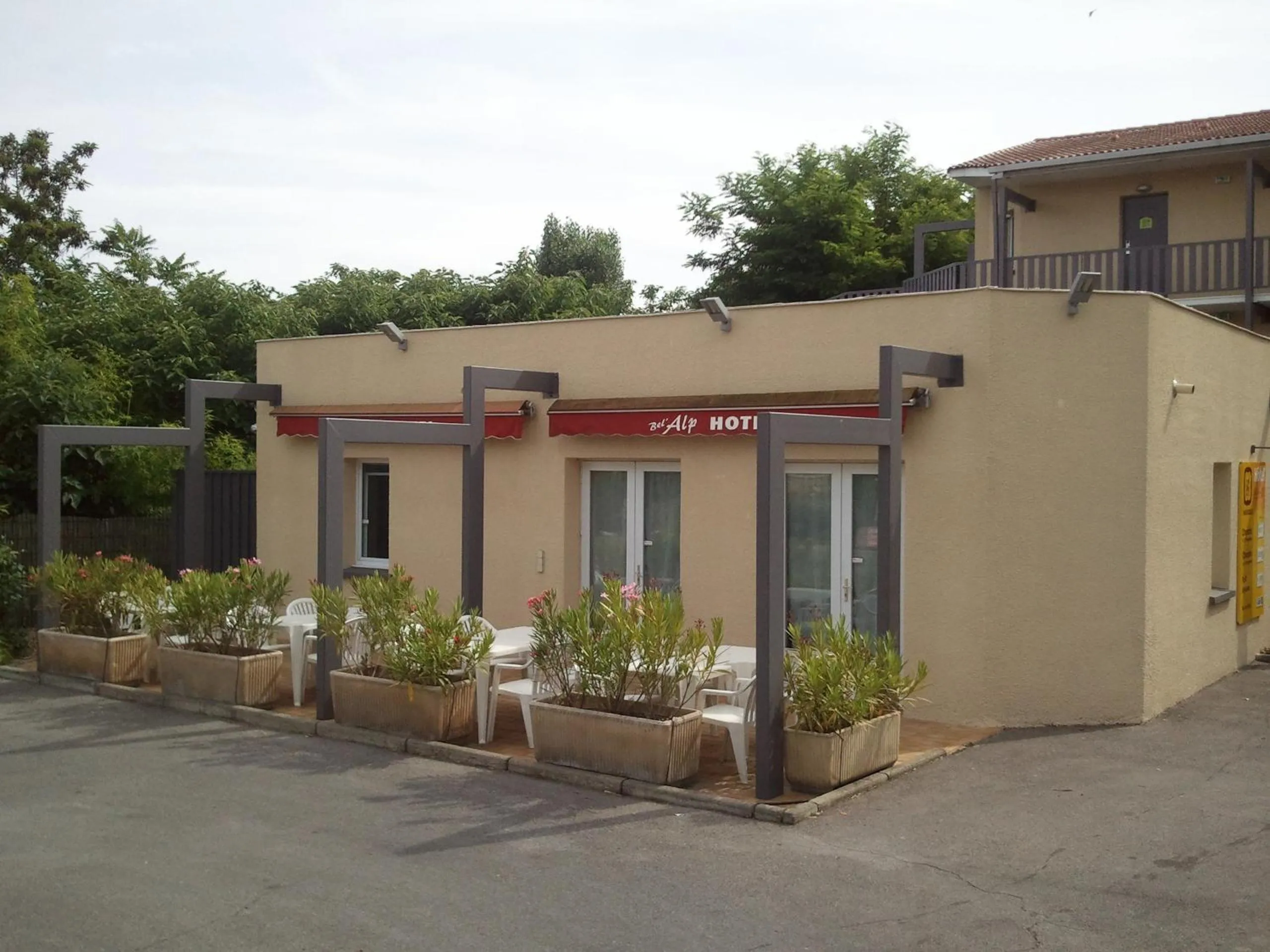 Facade/entrance in Hotel Bel Alp Manosque