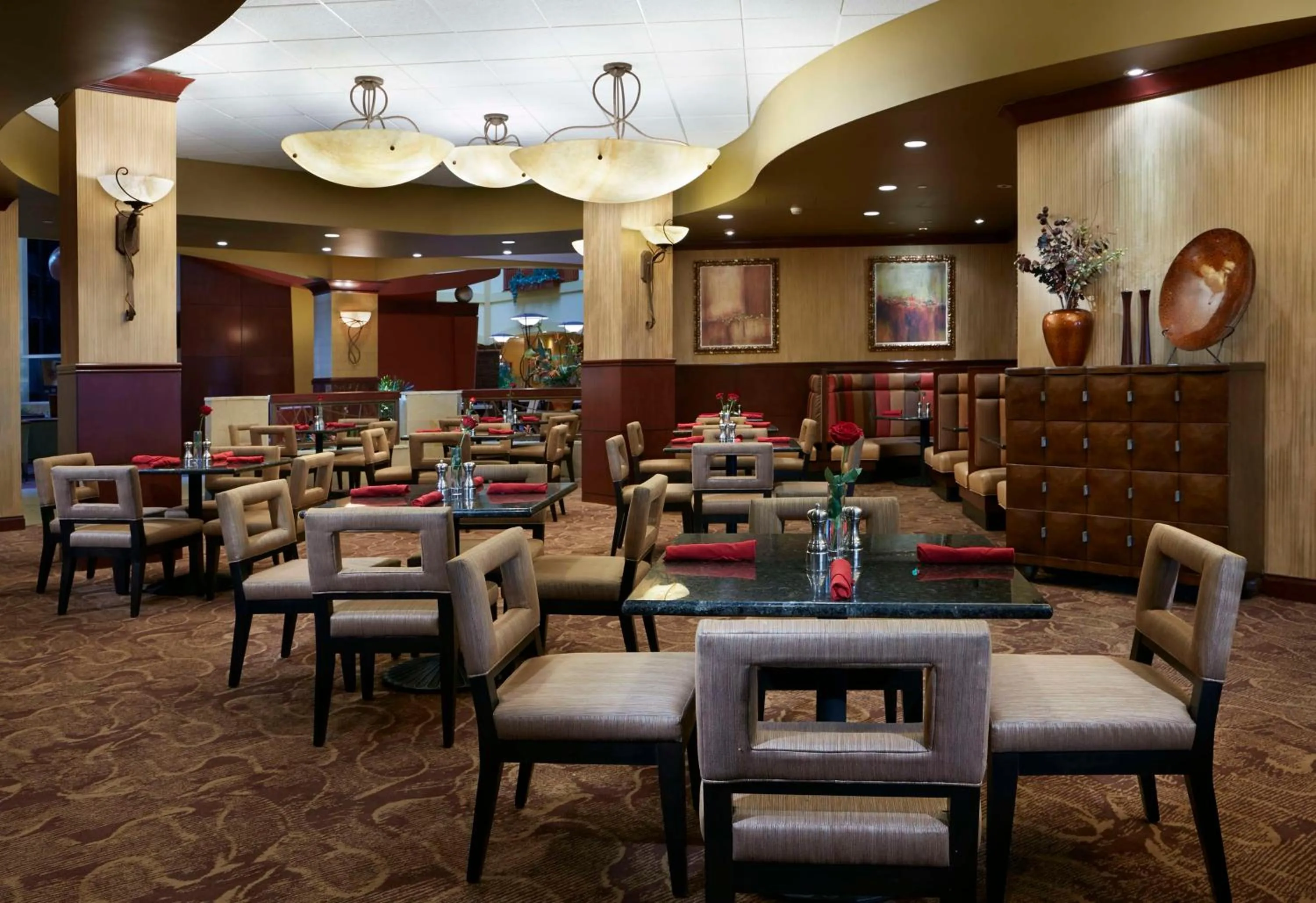 Restaurant/places to eat in Embassy Suites by Hilton Hampton Convention Center