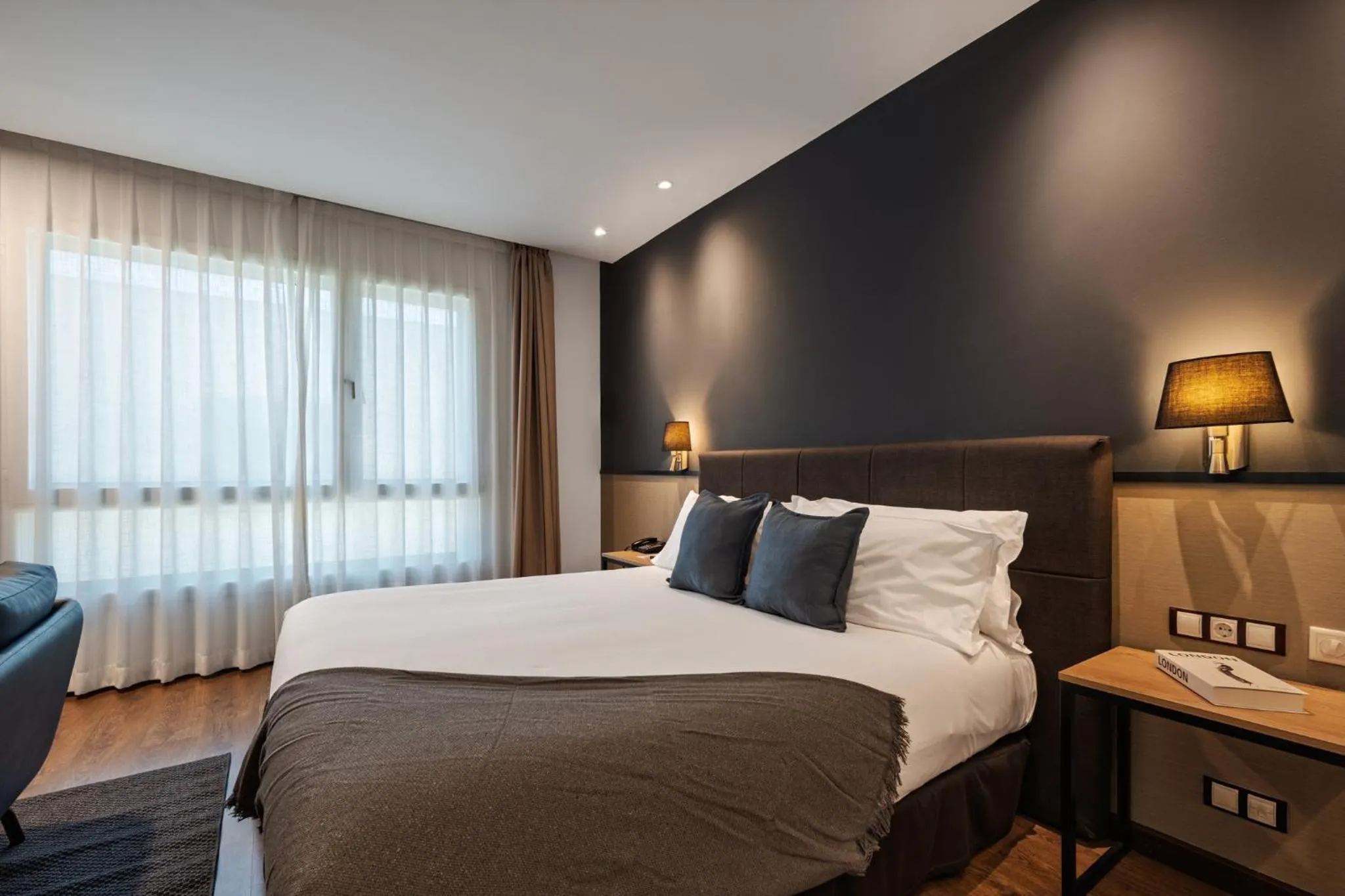Photo of the whole room, Bed in Hotel Crowne Plaza Madrid Airport