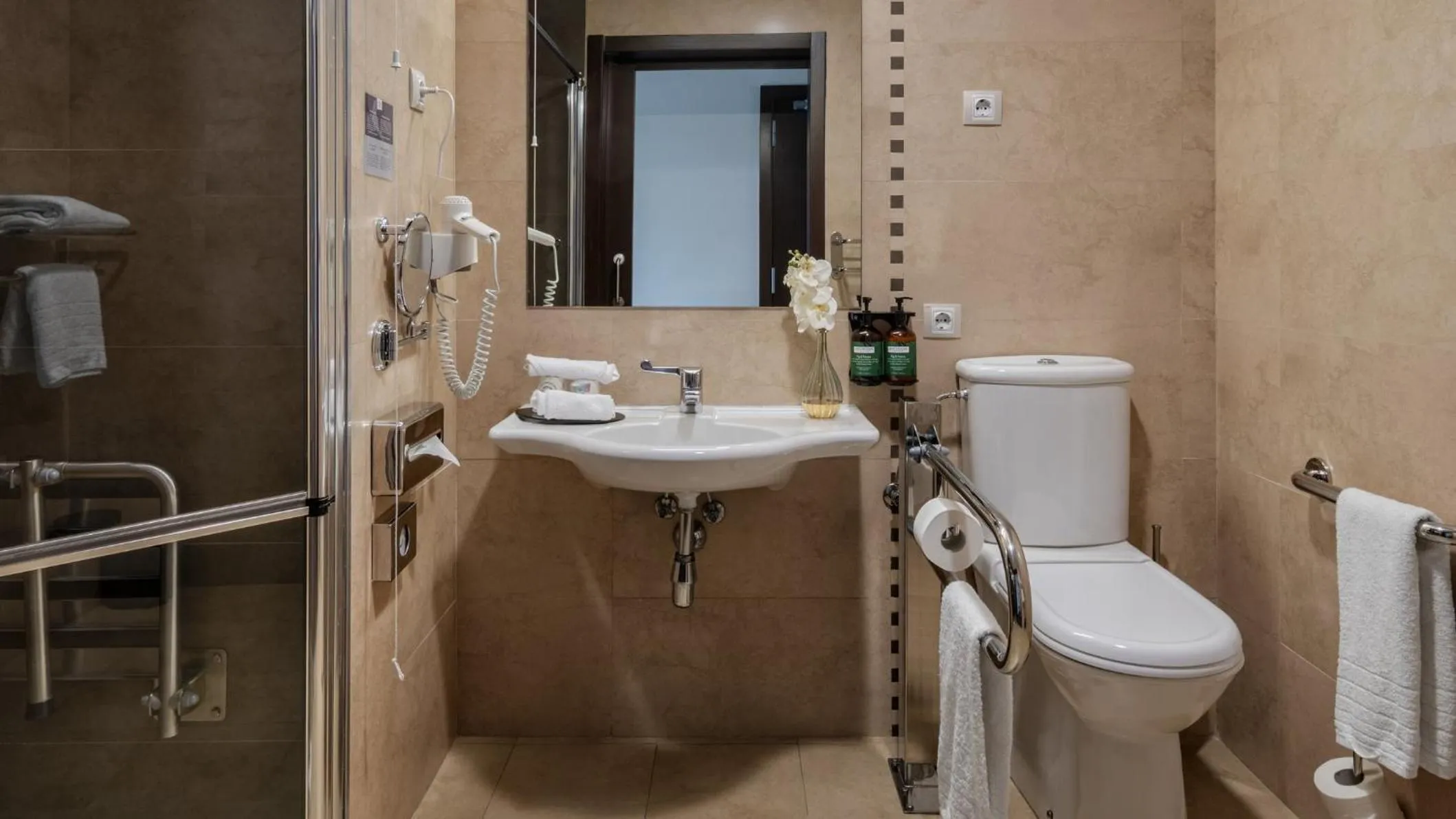 Photo of the whole room in Hotel Crowne Plaza Madrid Airport