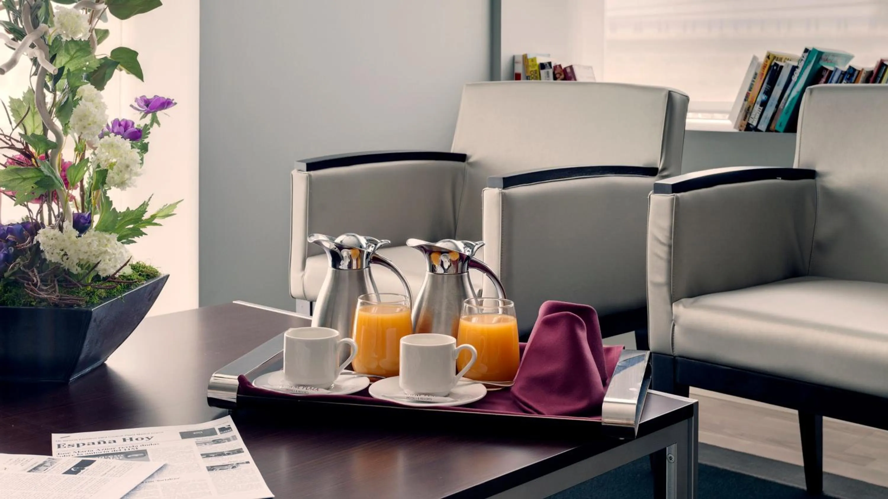 Photo of the whole room in Hotel Crowne Plaza Madrid Airport