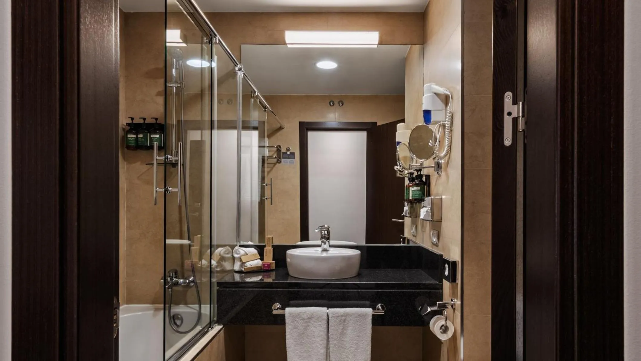 Photo of the whole room in Hotel Crowne Plaza Madrid Airport