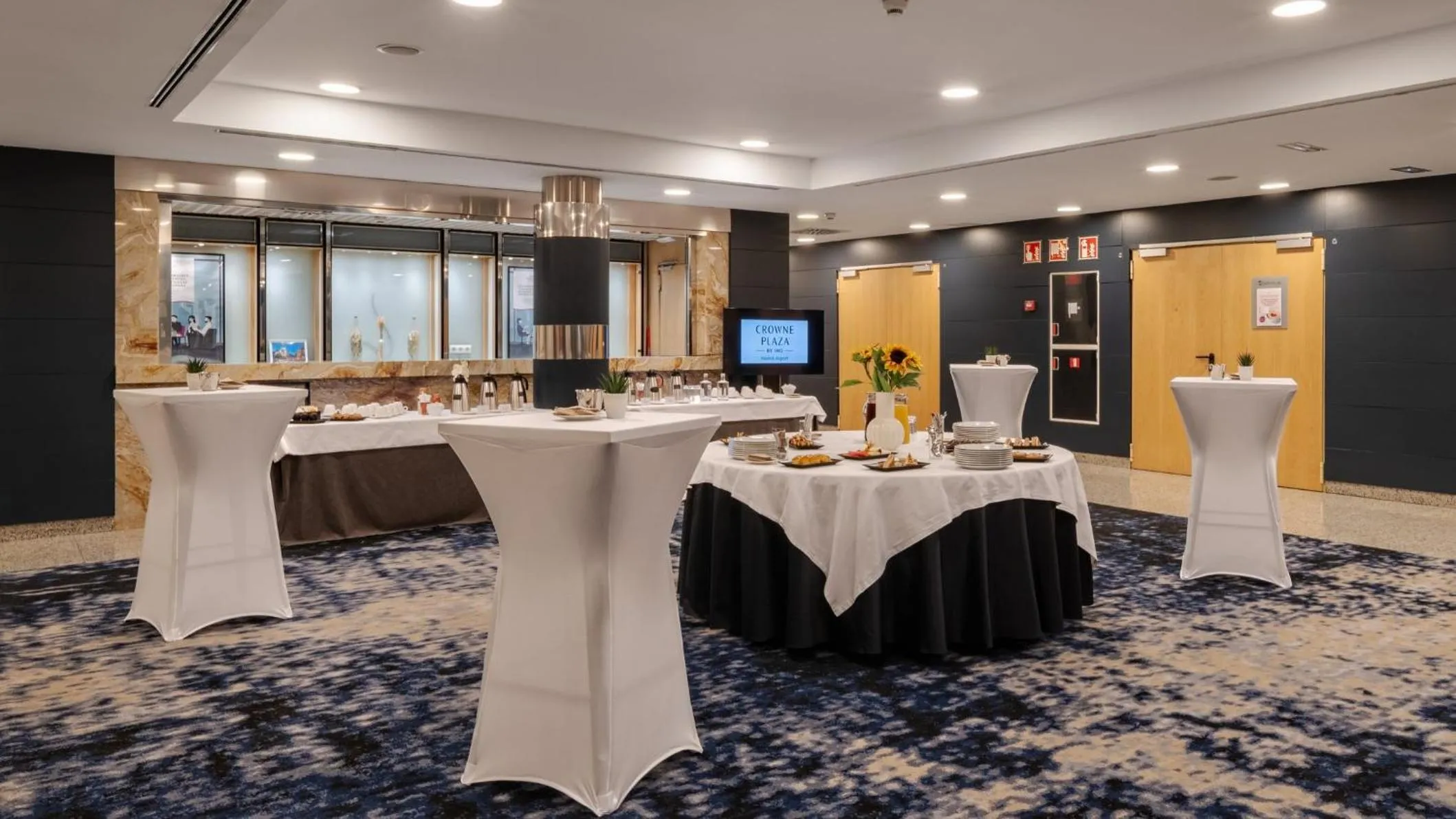 Restaurant/places to eat in Hotel Crowne Plaza Madrid Airport