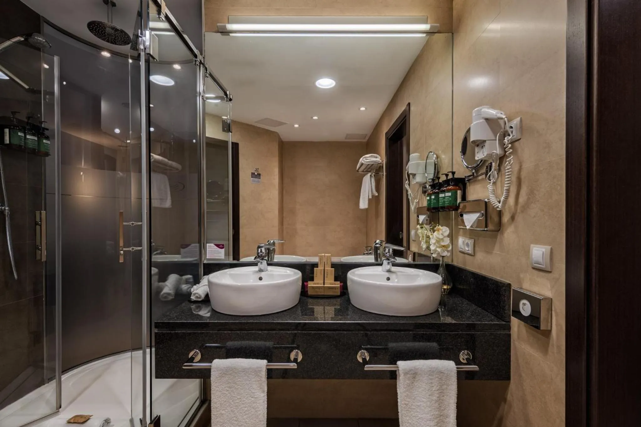 Photo of the whole room in Hotel Crowne Plaza Madrid Airport