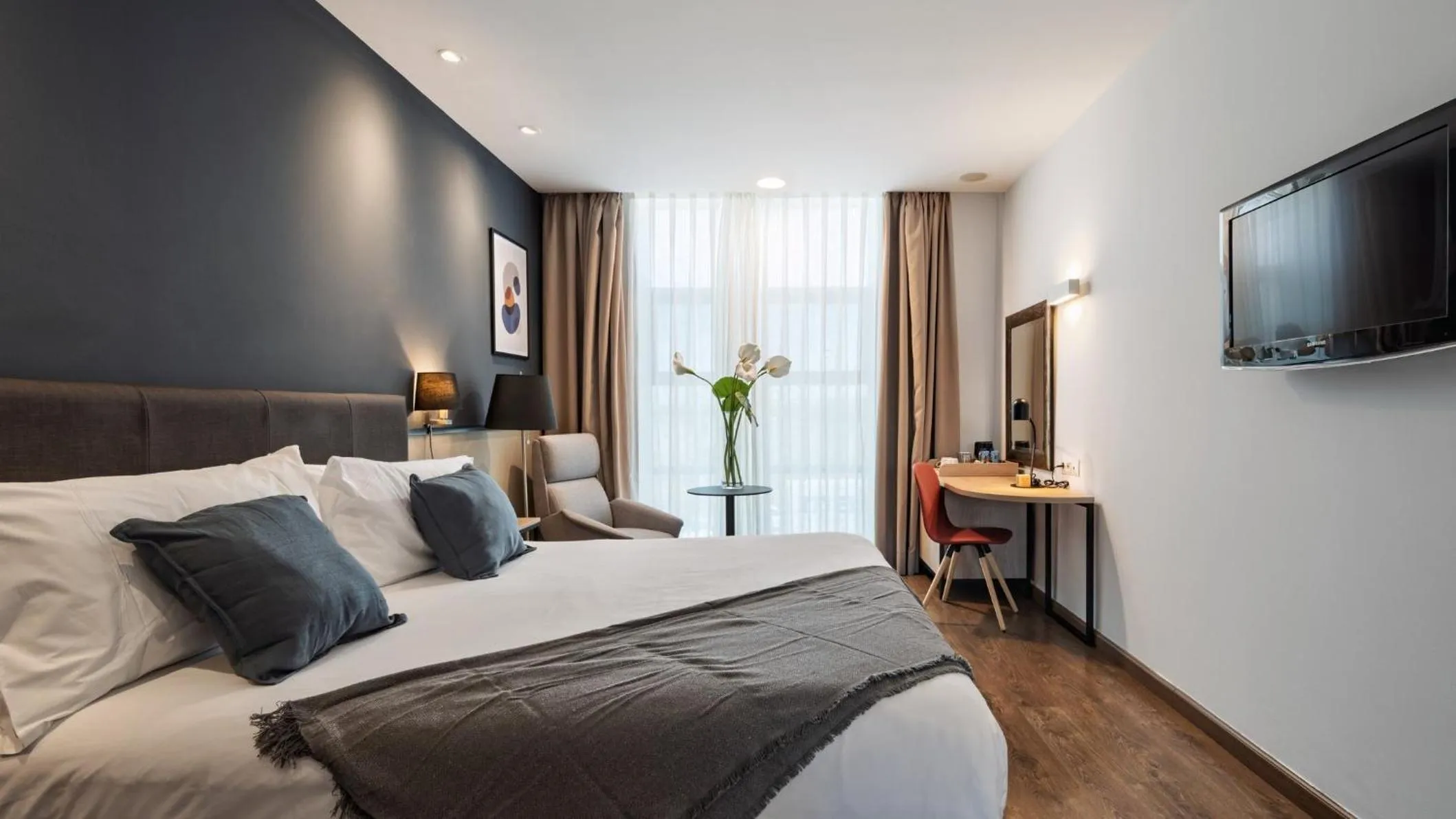 Photo of the whole room, Bed in Hotel Crowne Plaza Madrid Airport