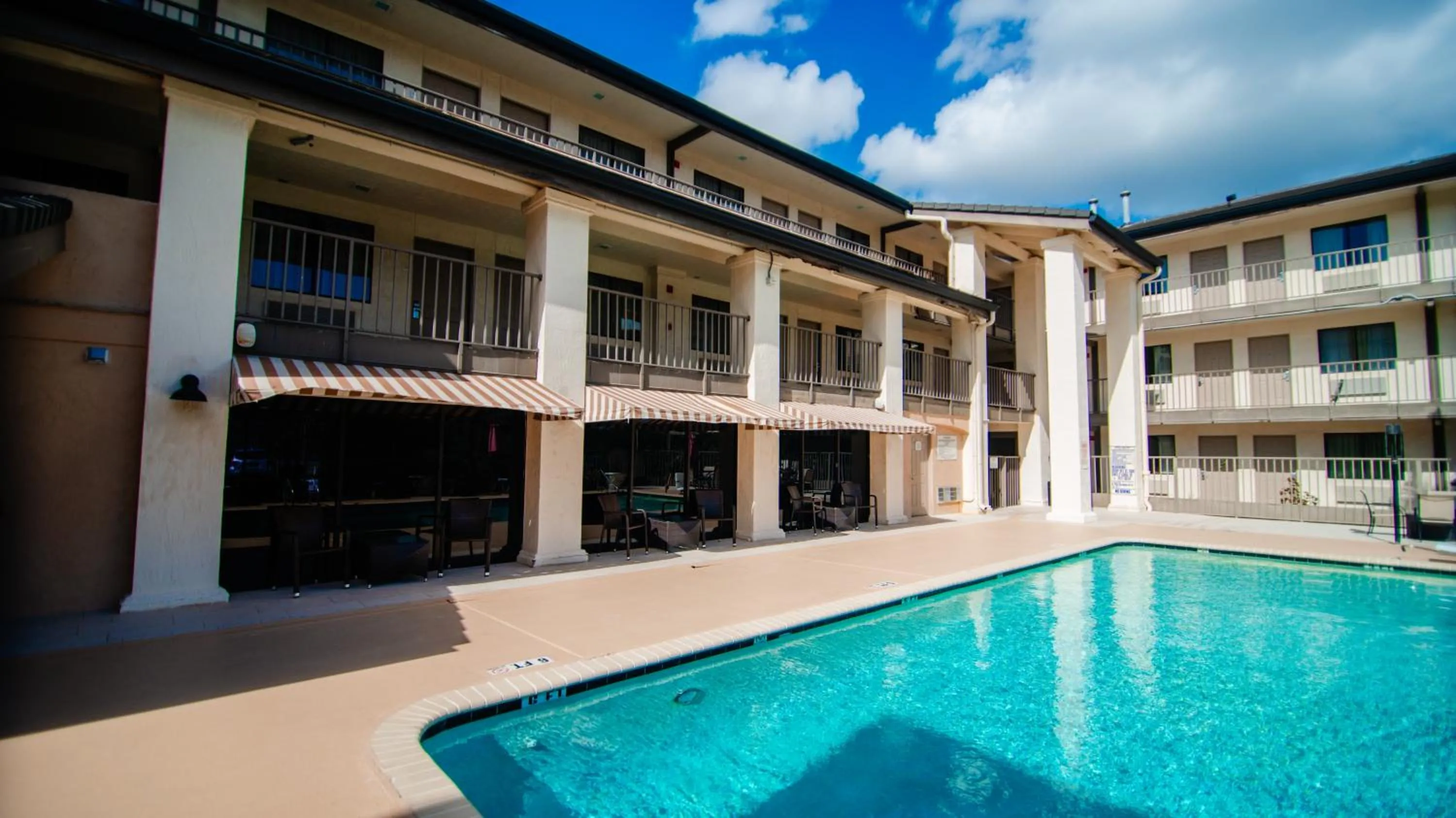 Swimming pool in Quality Inn & Suites By the Parks