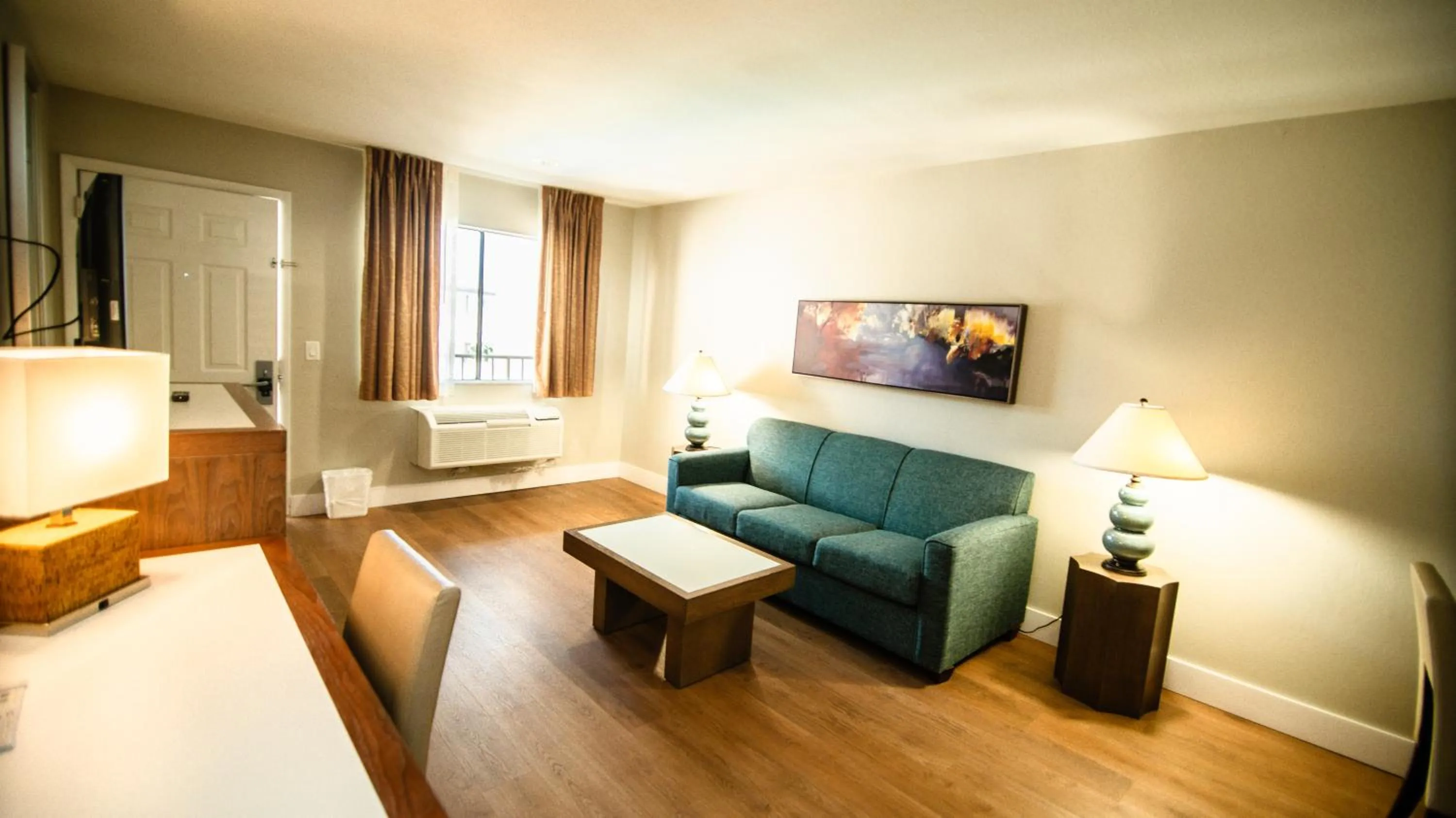 Seating area, Bed in Quality Inn & Suites By the Parks