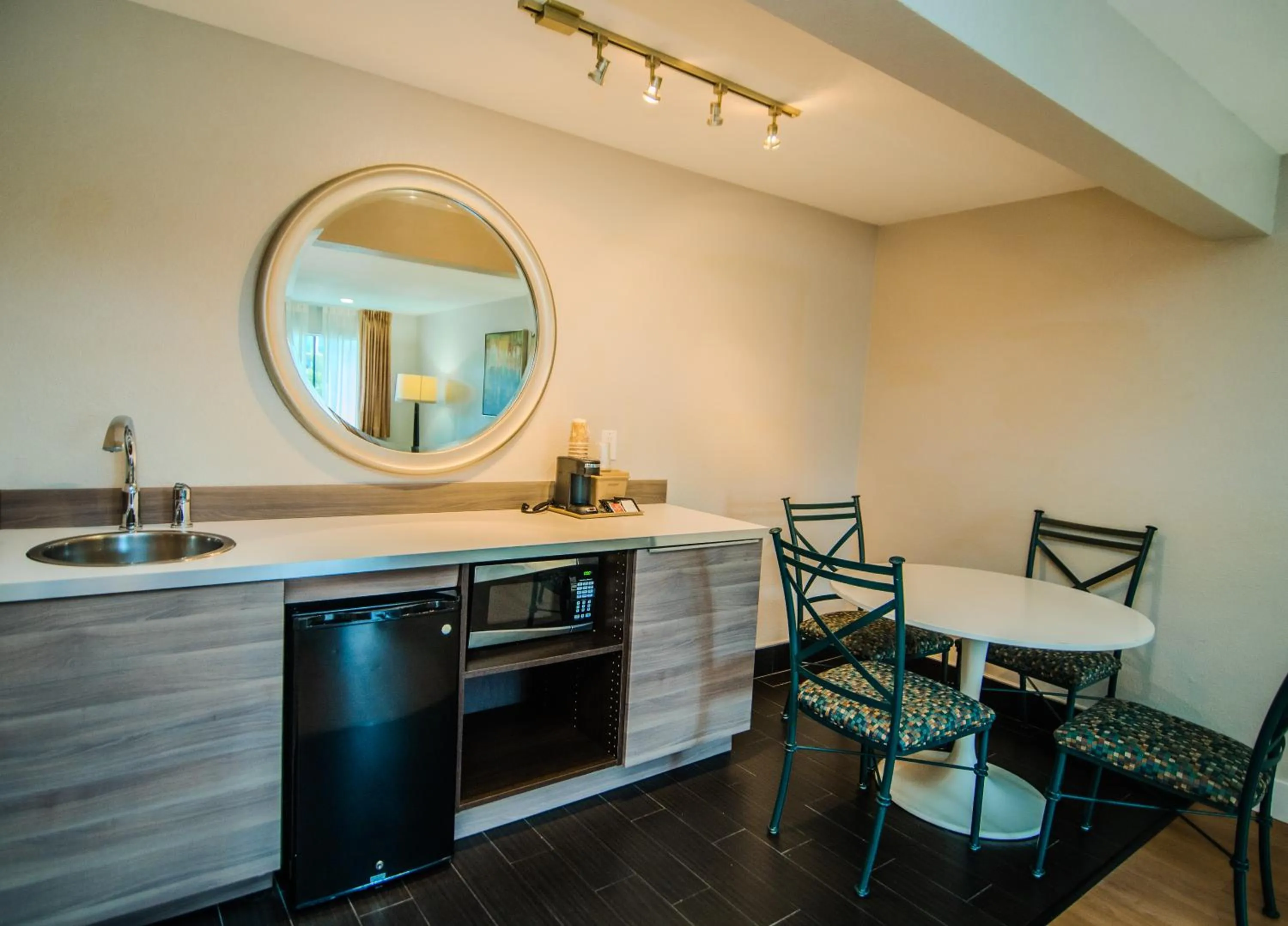 Dining area in Quality Inn & Suites By the Parks