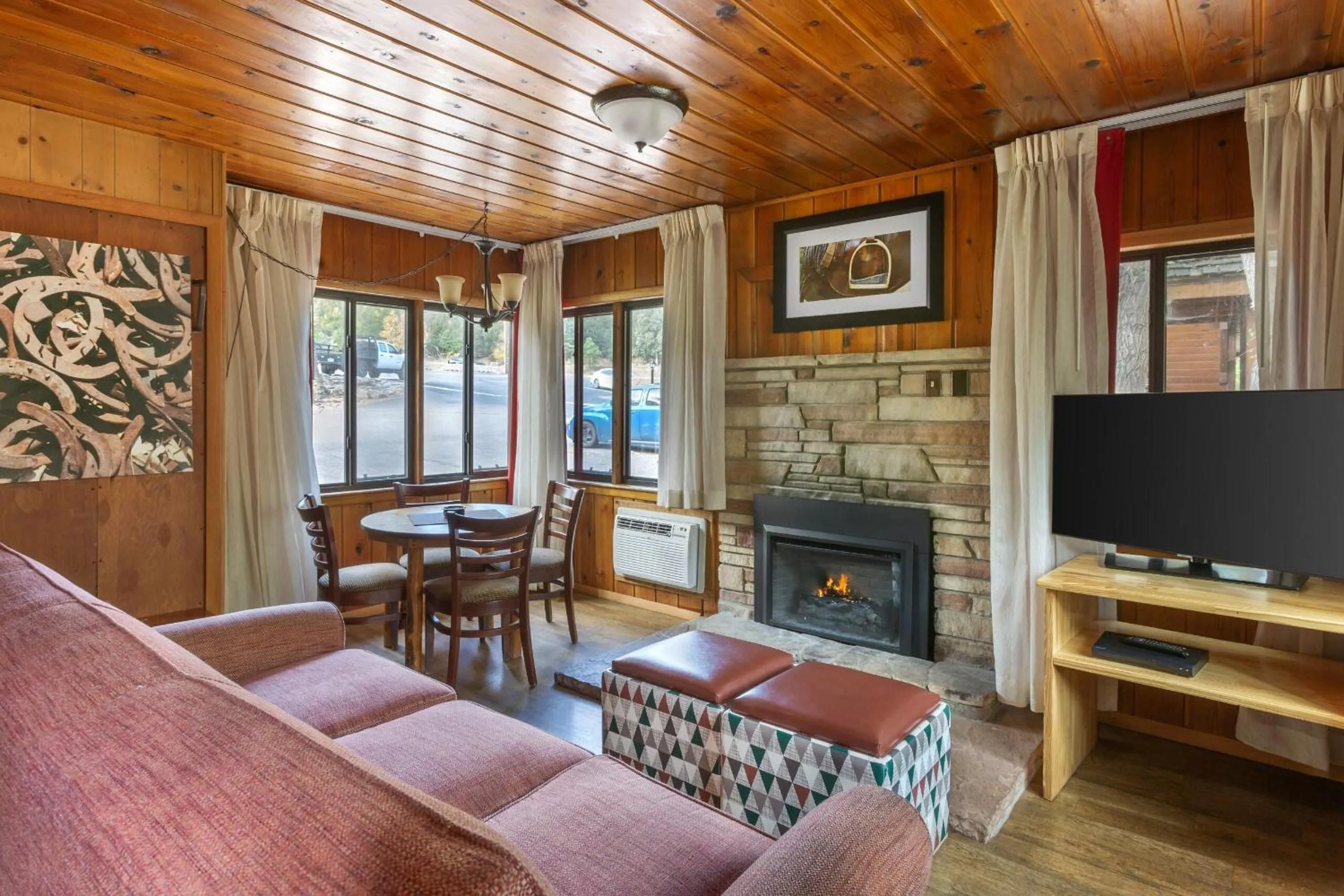 Living room in Kohl's Ranch Lodge