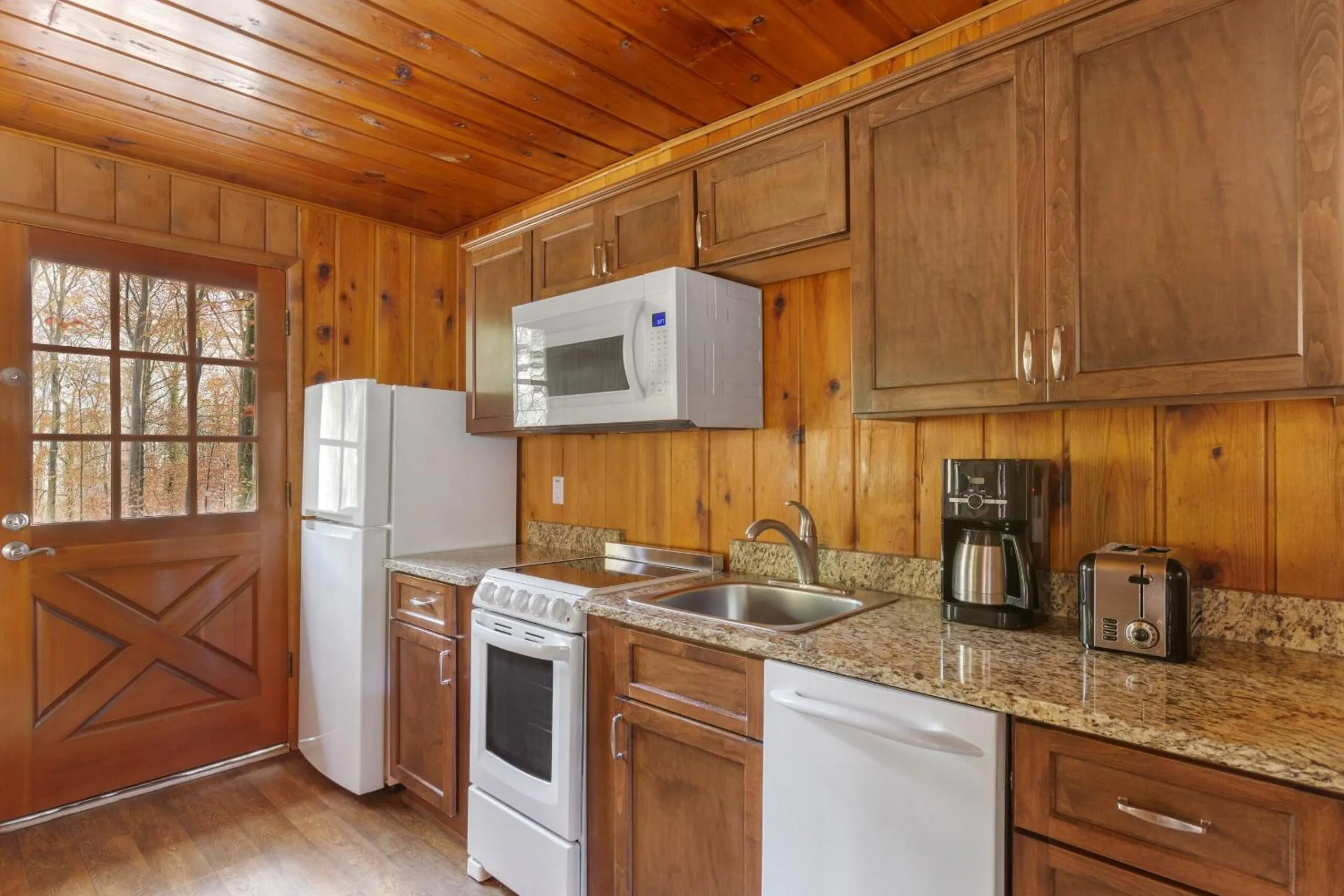 Kitchen or kitchenette in Kohl's Ranch Lodge