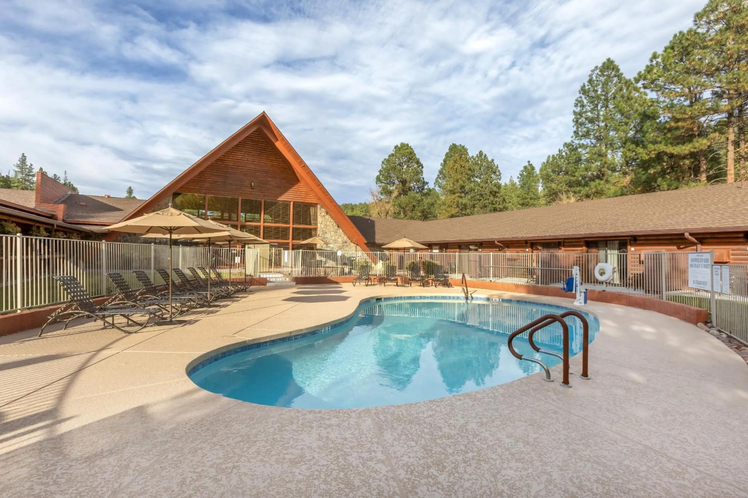 Swimming pool in Kohl's Ranch Lodge