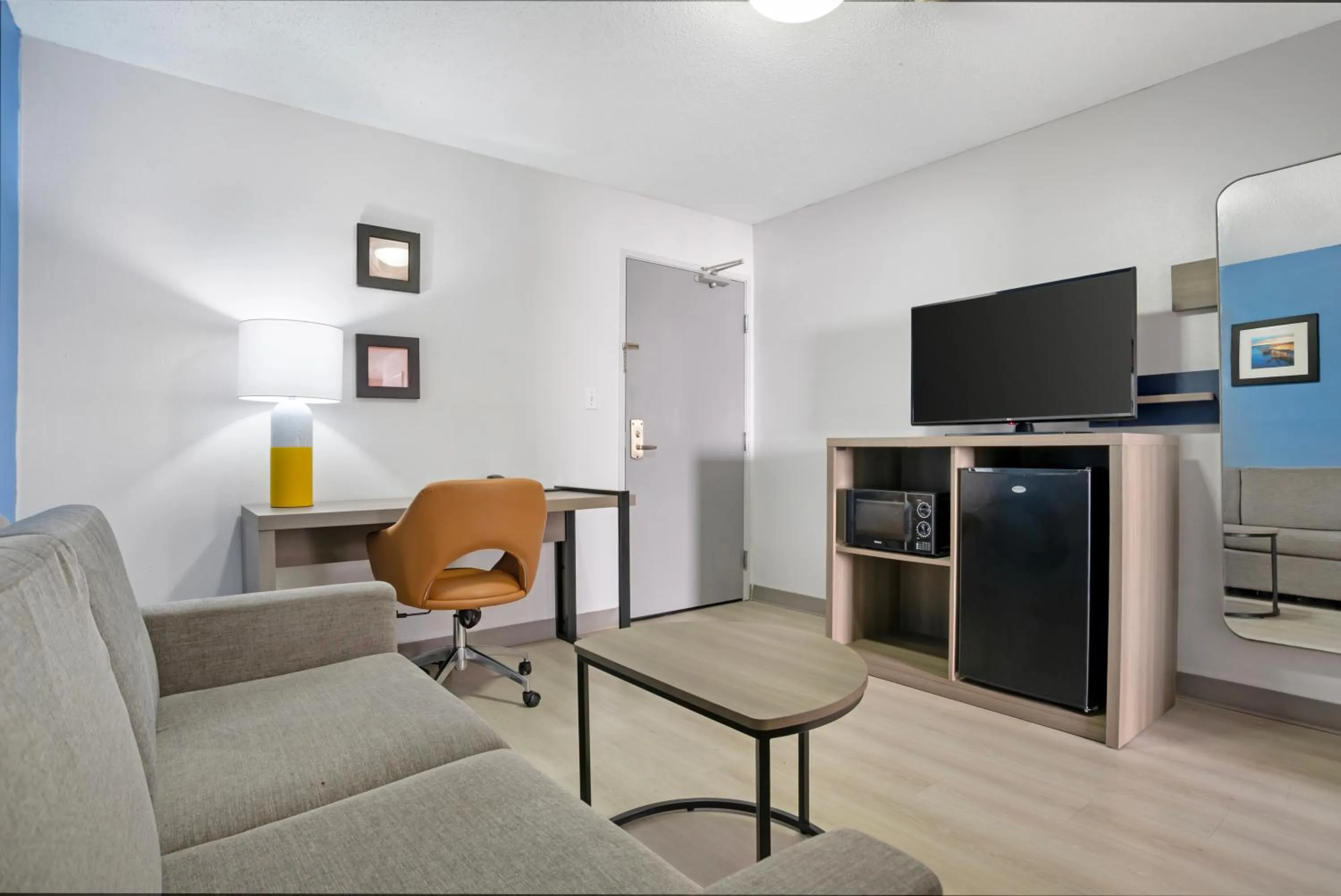 Communal lounge/ TV room in Comfort Inn & Suites Crystal Inn Sportsplex