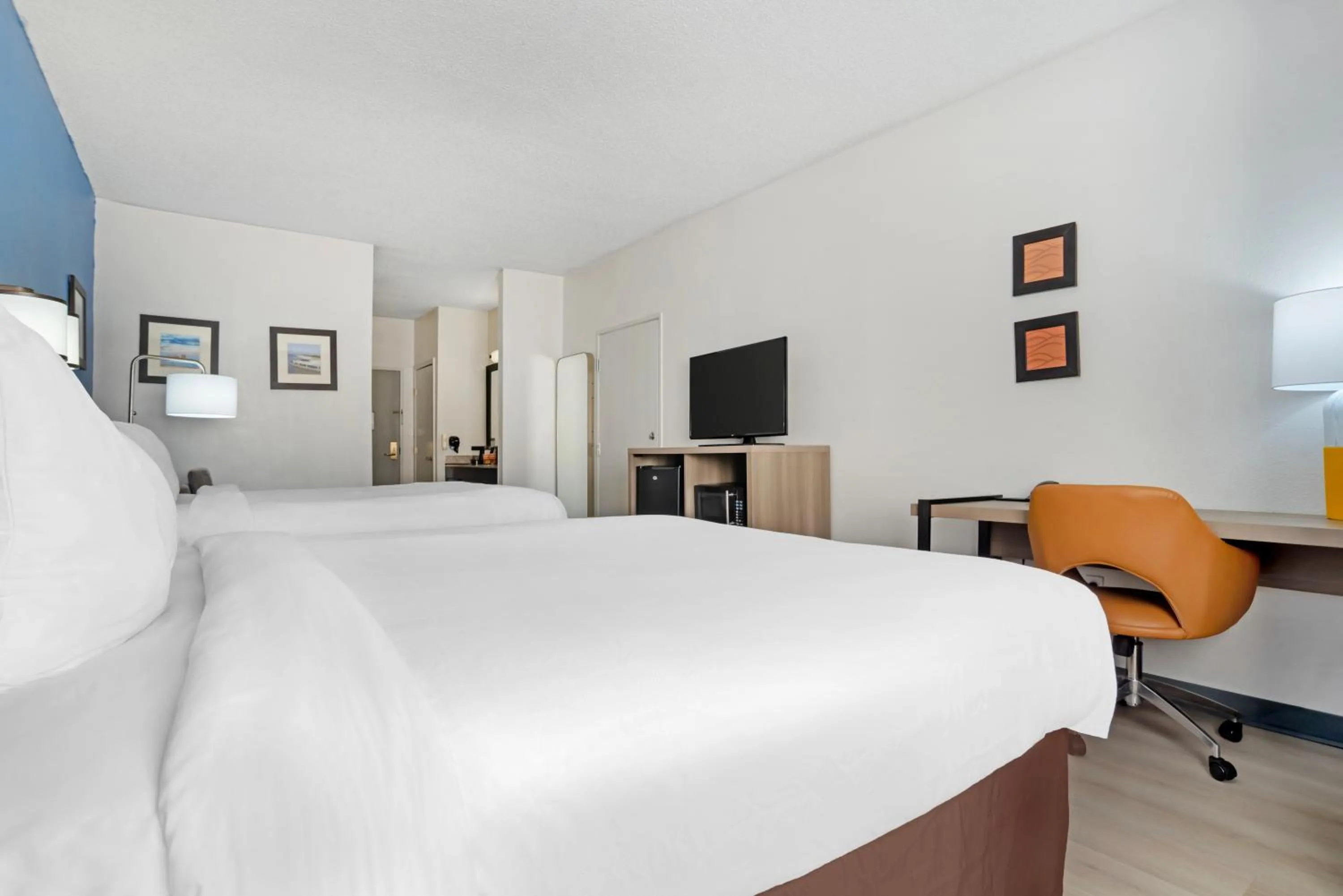 Bed in Comfort Inn & Suites Crystal Inn Sportsplex