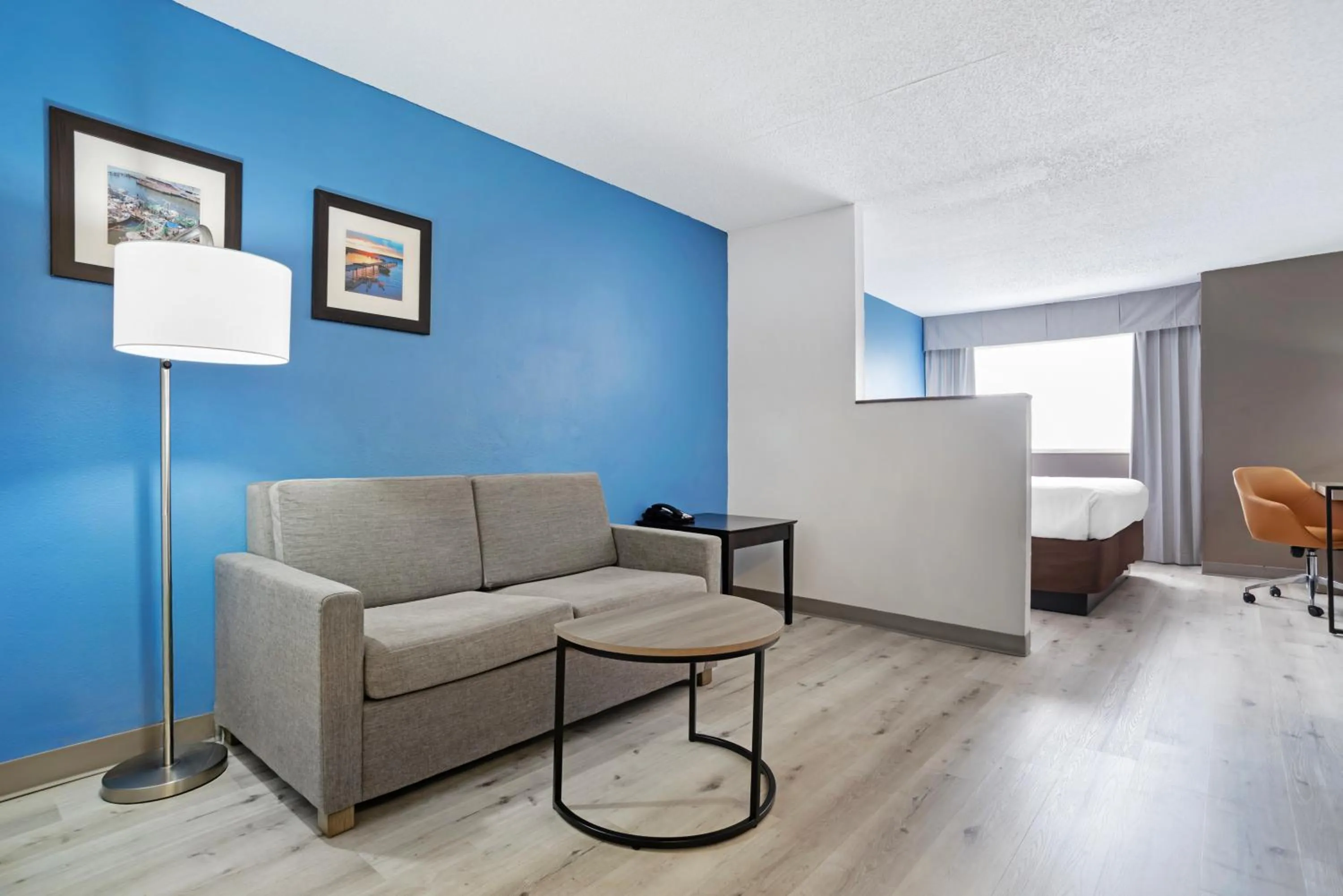 Seating area in Comfort Inn & Suites Crystal Inn Sportsplex