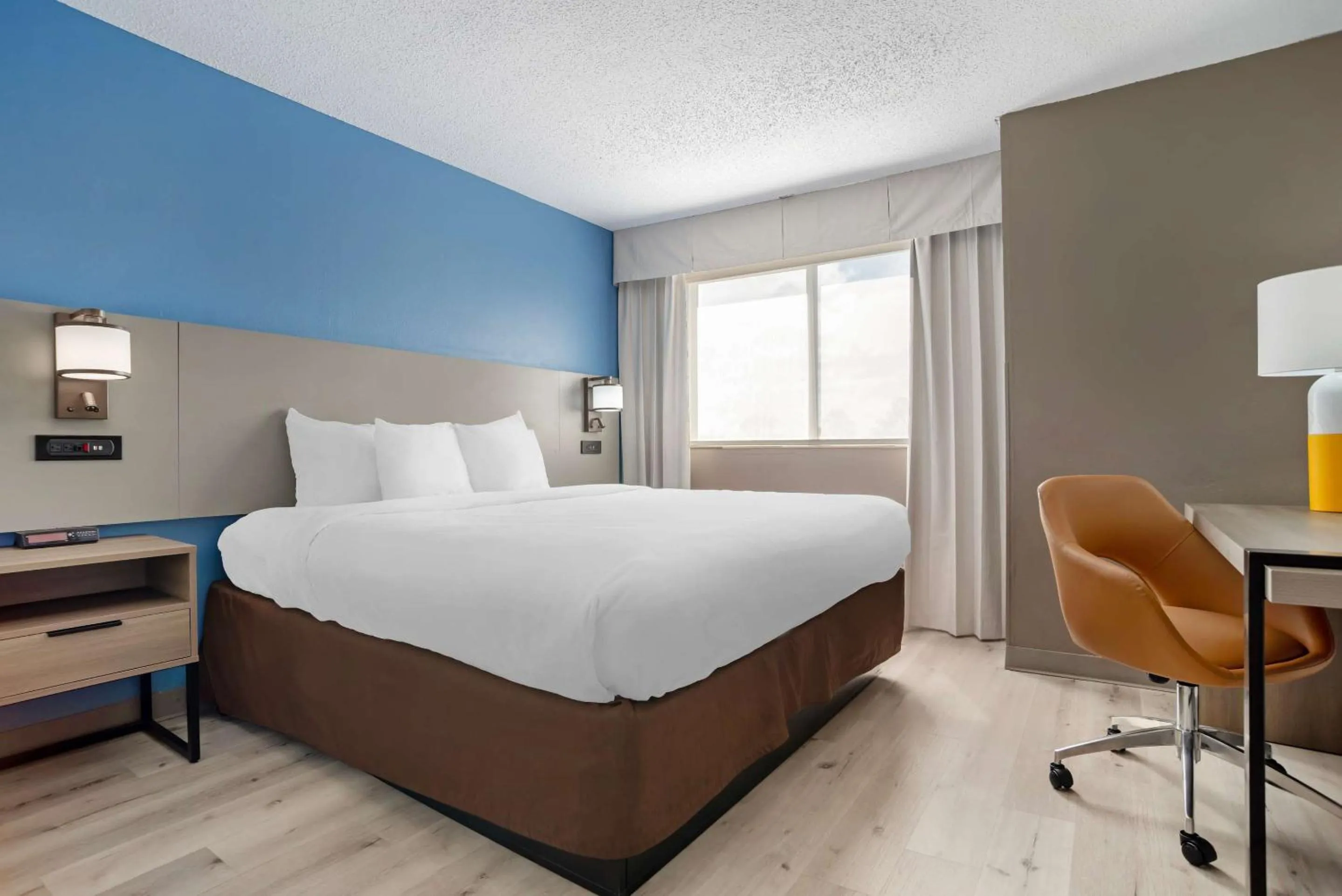 Bedroom, Bed in Comfort Inn & Suites Crystal Inn Sportsplex