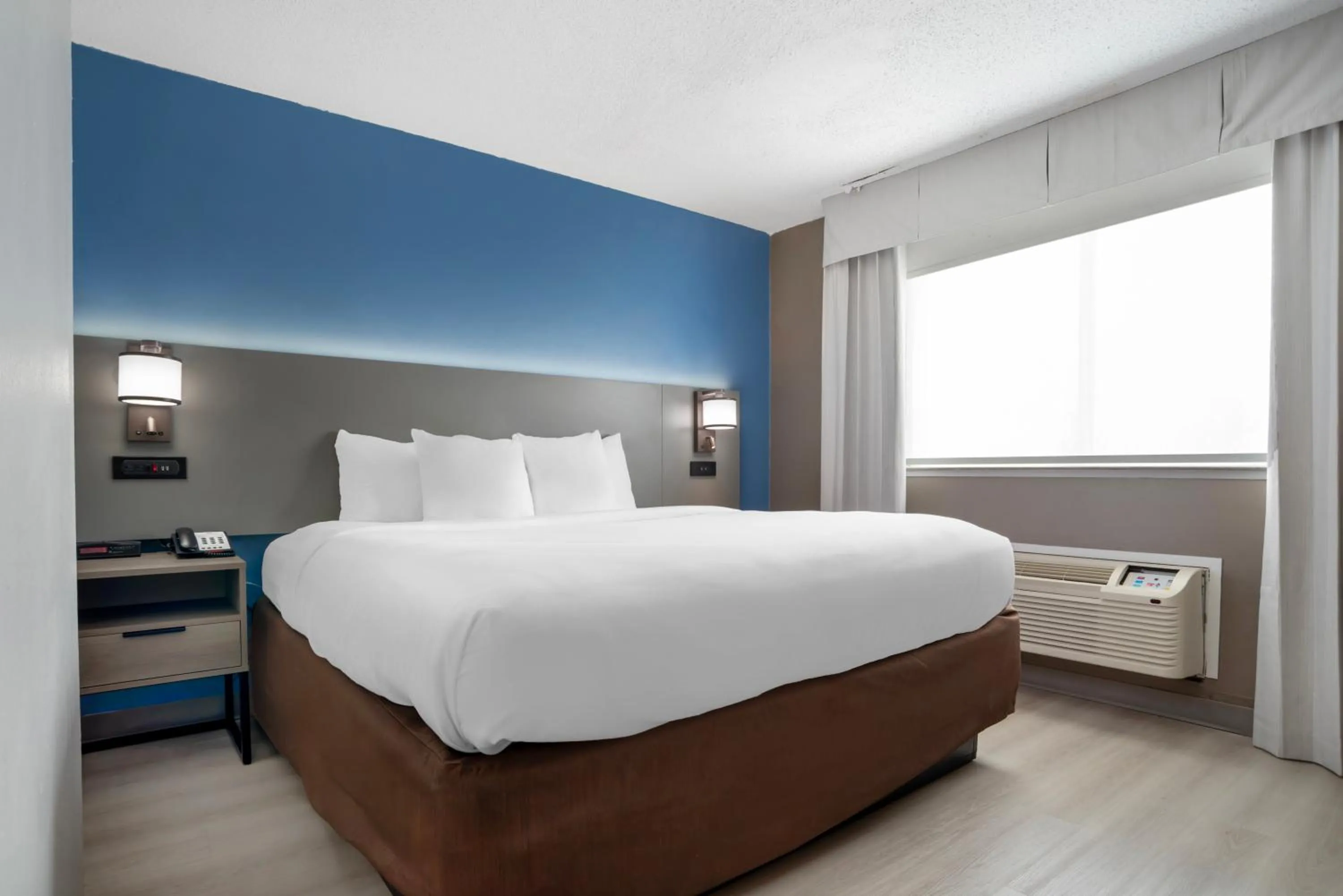 Bedroom, Bed in Comfort Inn & Suites Crystal Inn Sportsplex
