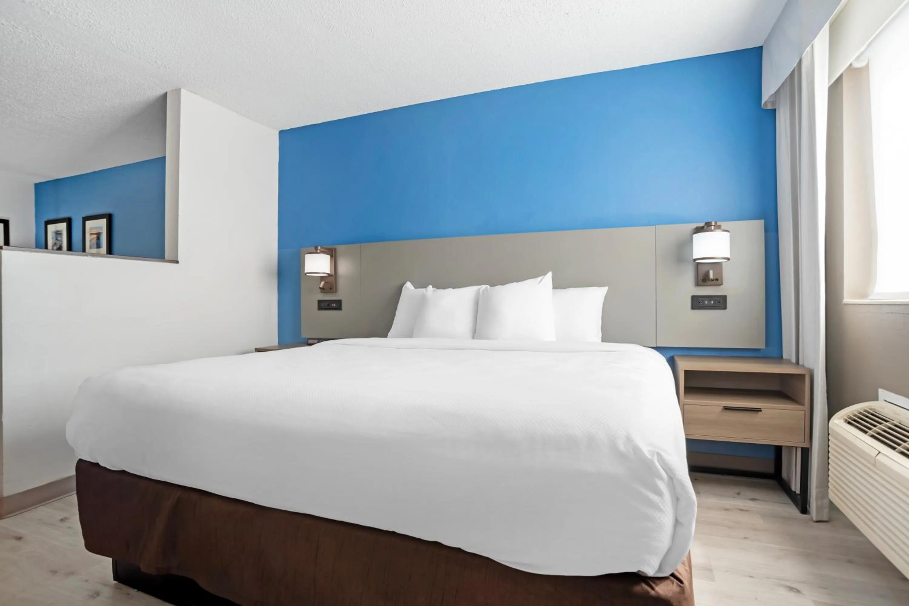 Bed in Comfort Inn & Suites Crystal Inn Sportsplex