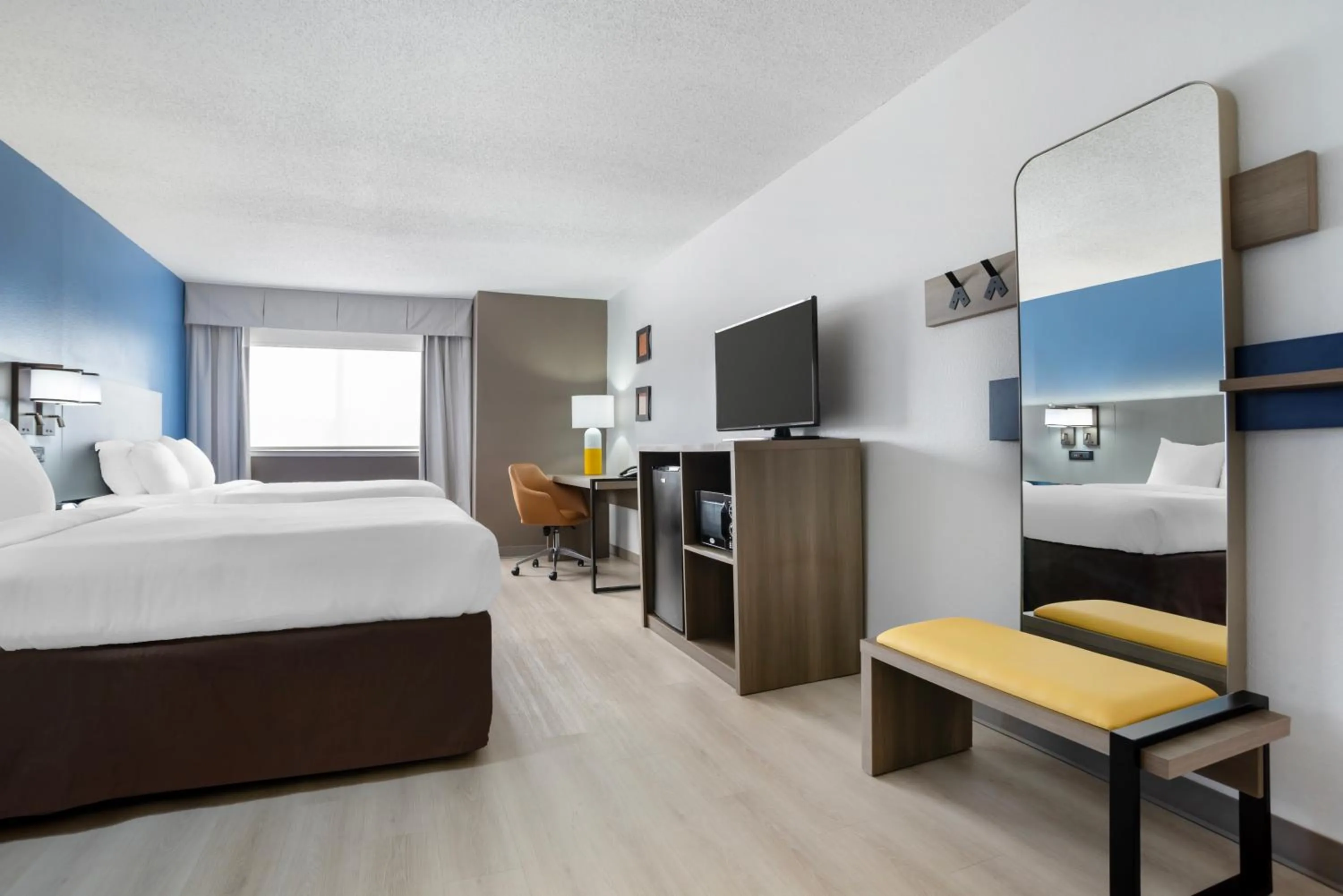 Communal lounge/ TV room, Bed in Comfort Inn & Suites Crystal Inn Sportsplex