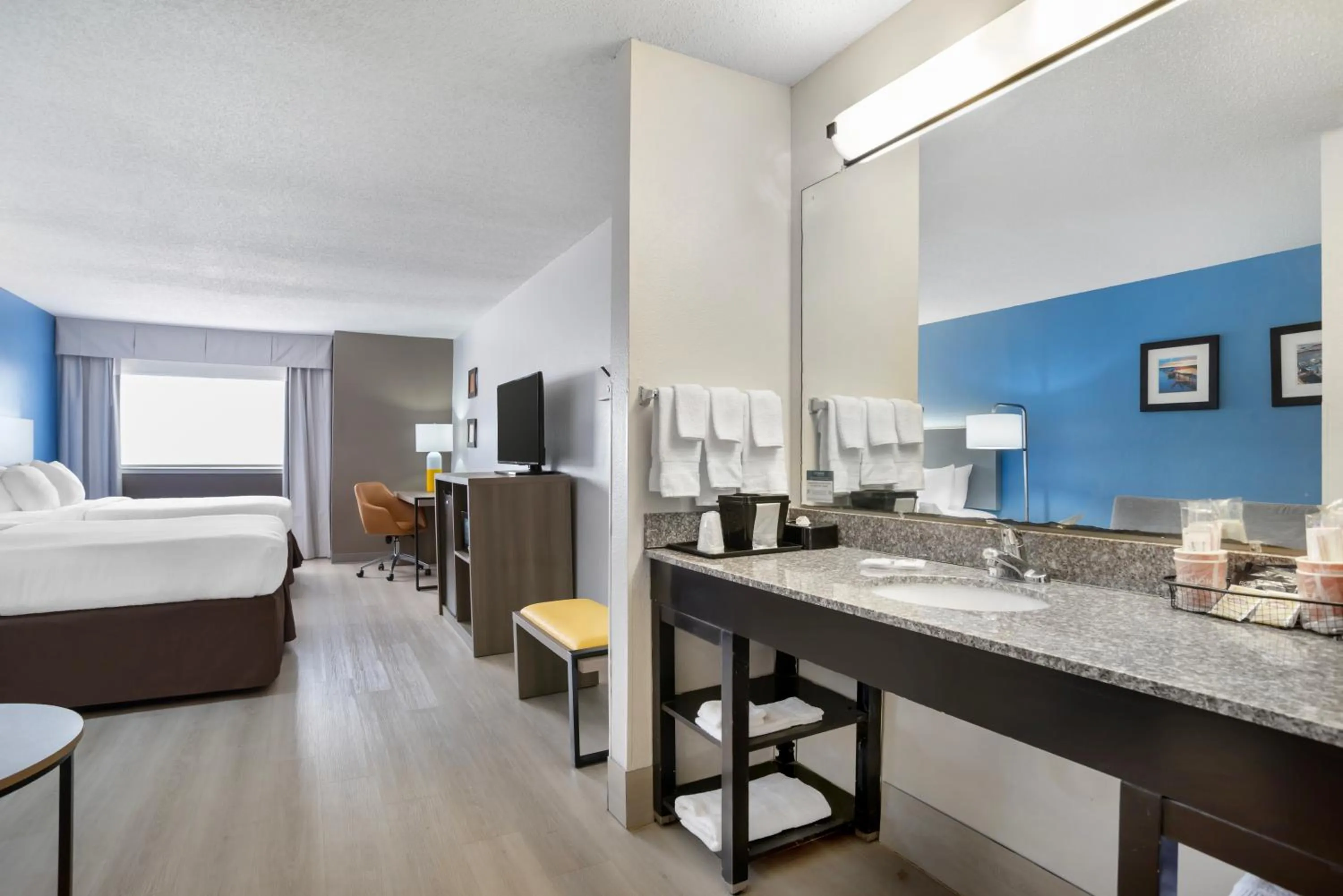 Bed in Comfort Inn & Suites Crystal Inn Sportsplex