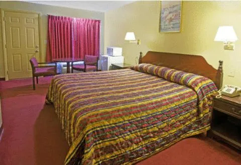 Bed in Rumford Motor Inn