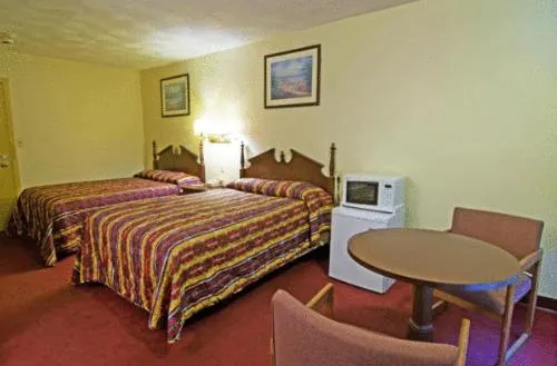 Photo of the whole room, Bed in Rumford Motor Inn