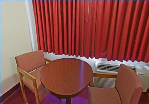 Dining area in Rumford Motor Inn