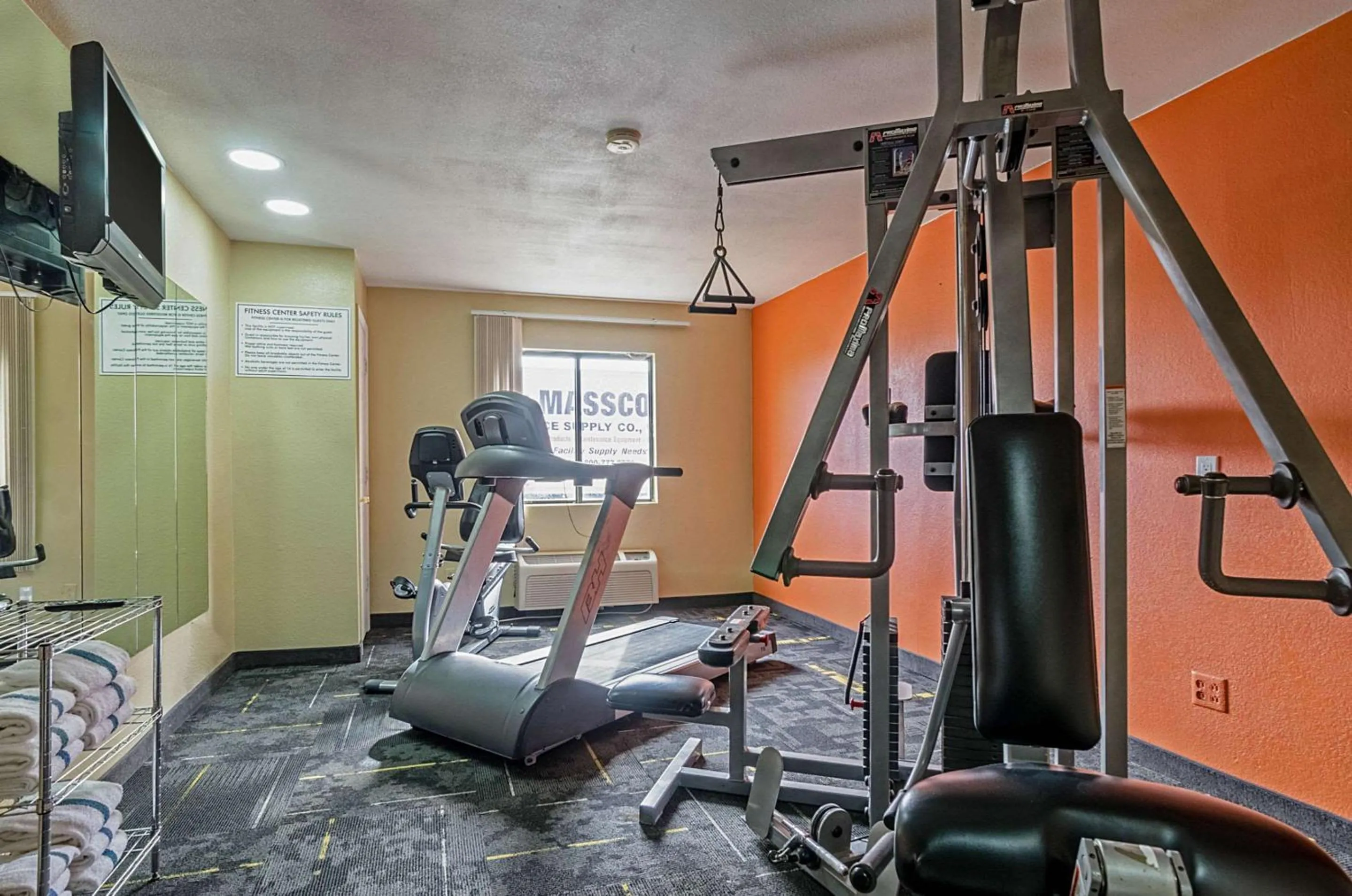 Fitness centre/facilities in Quality Inn South