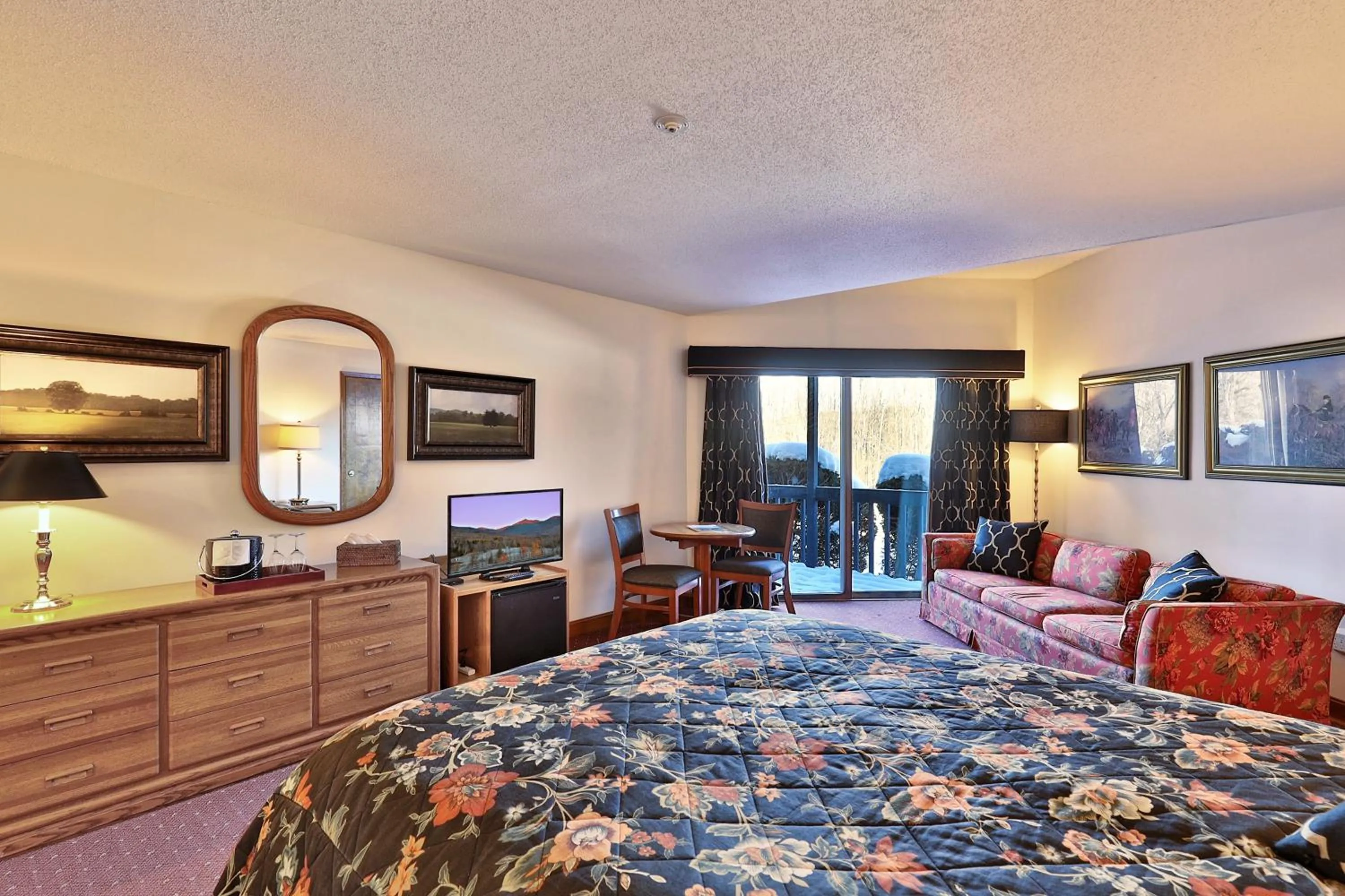 Property building, Bed in Greenbrier Inn Killington