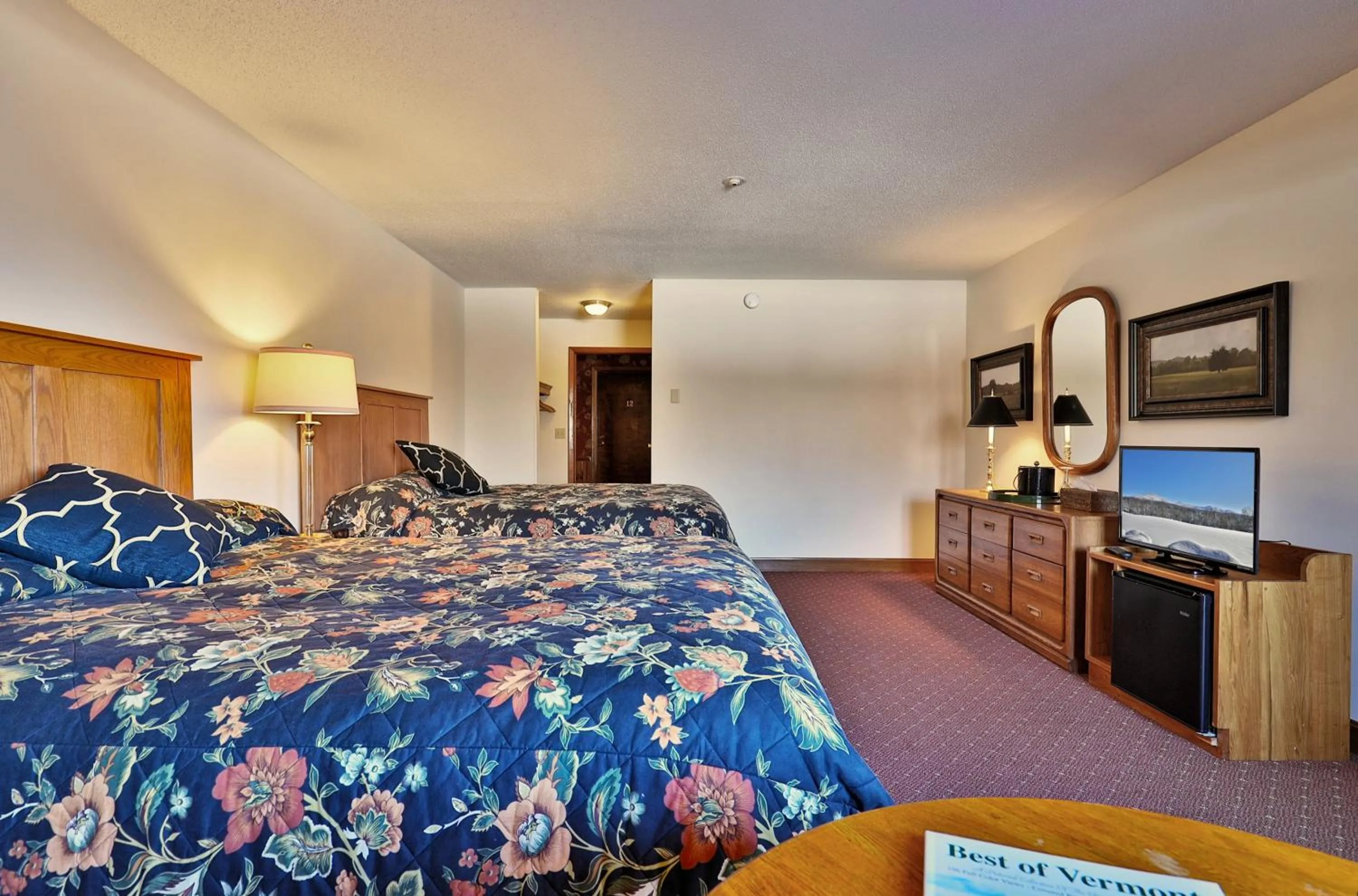Property building, Bed in Greenbrier Inn Killington