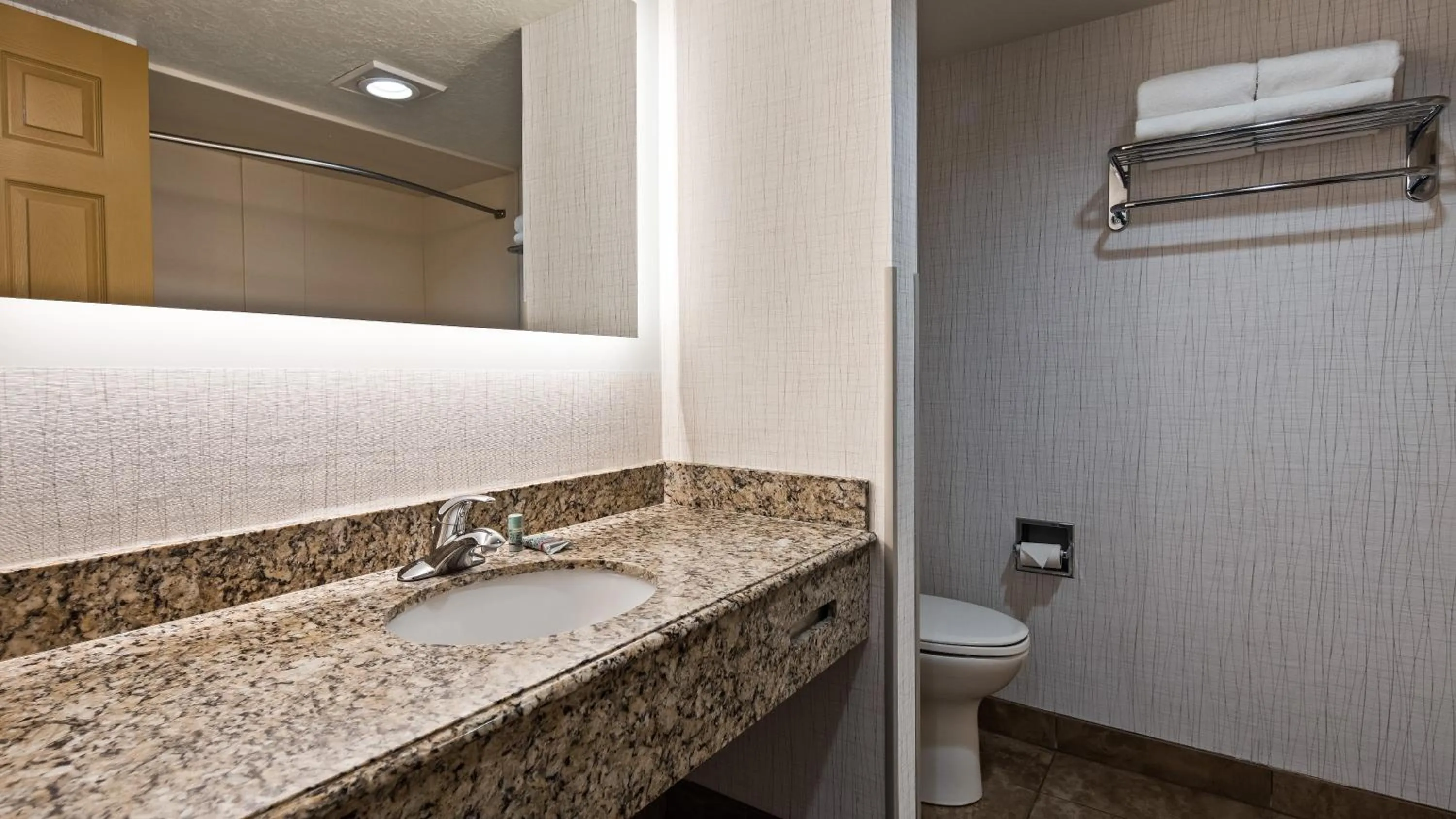 Bathroom in Abbey Inn Cedar City