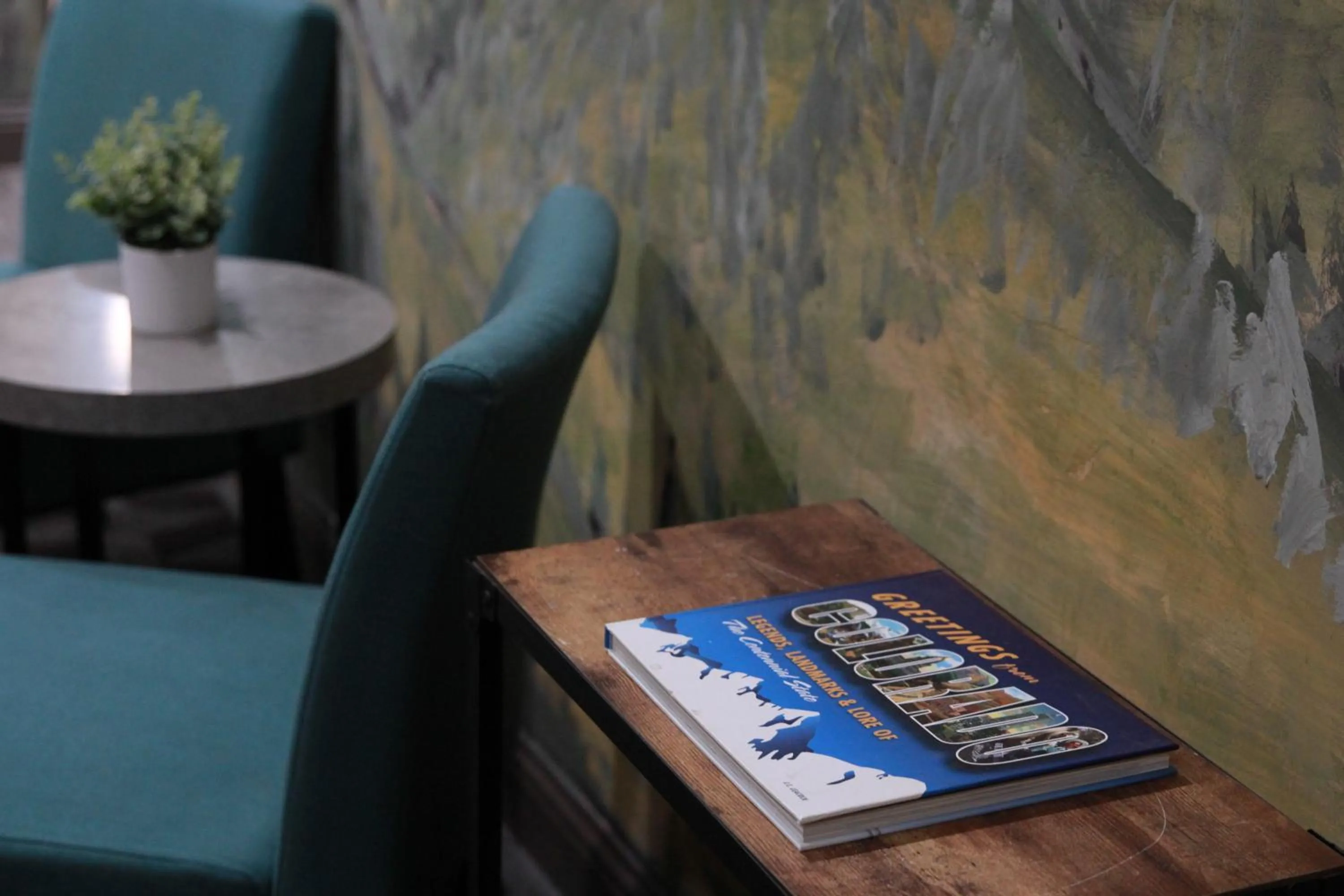 Seating area in Boulder Twin Lakes Inn