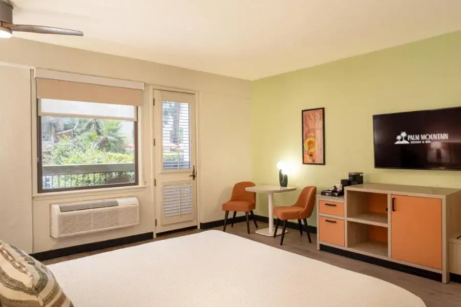 Single Room with Pool View in Palm Mountain Resort & Spa Single Room with Pool View in Palm Mountain Resort & Spa