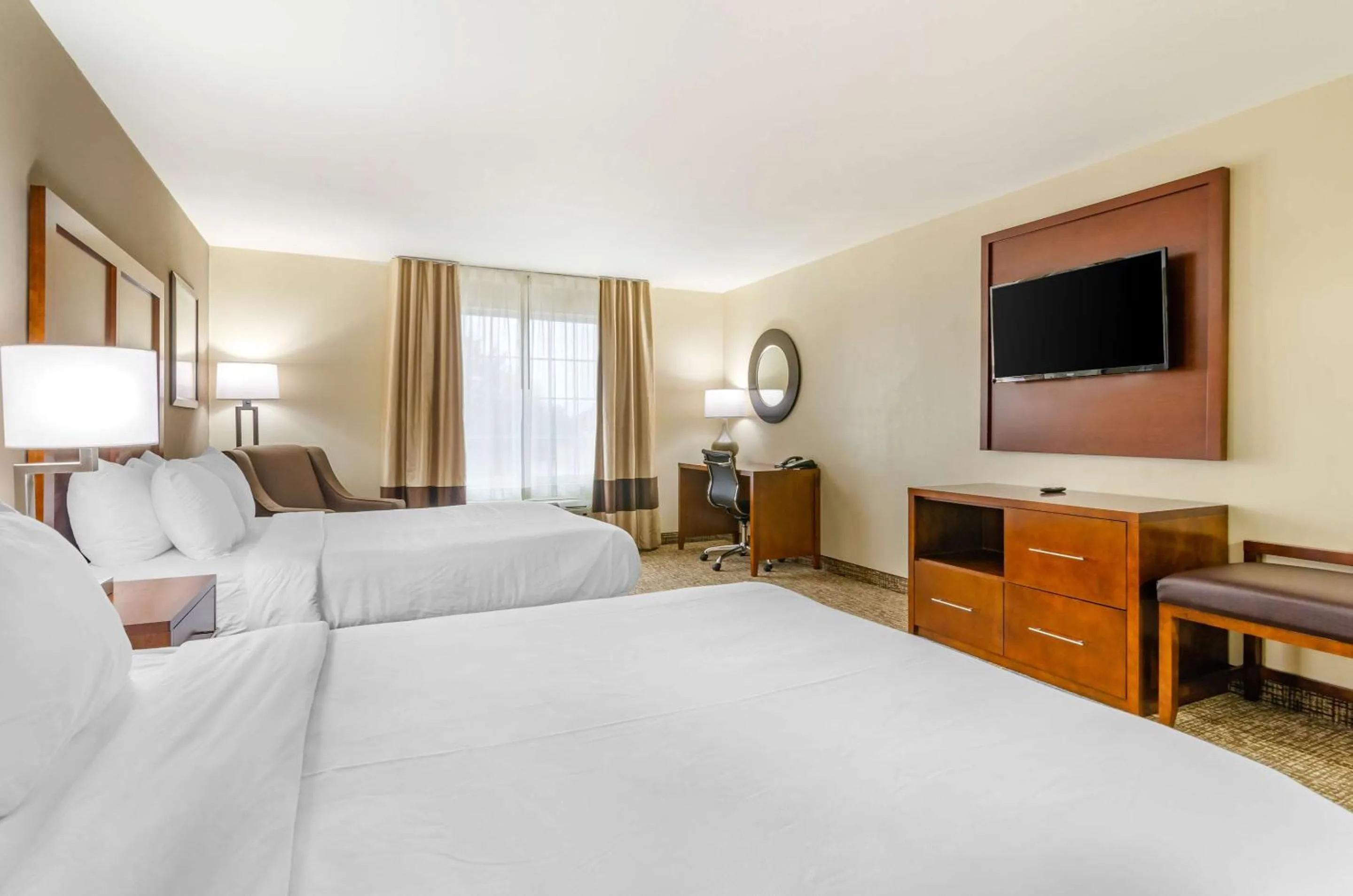 Bedroom, Bed in Comfort Inn & Suites near Bethel College