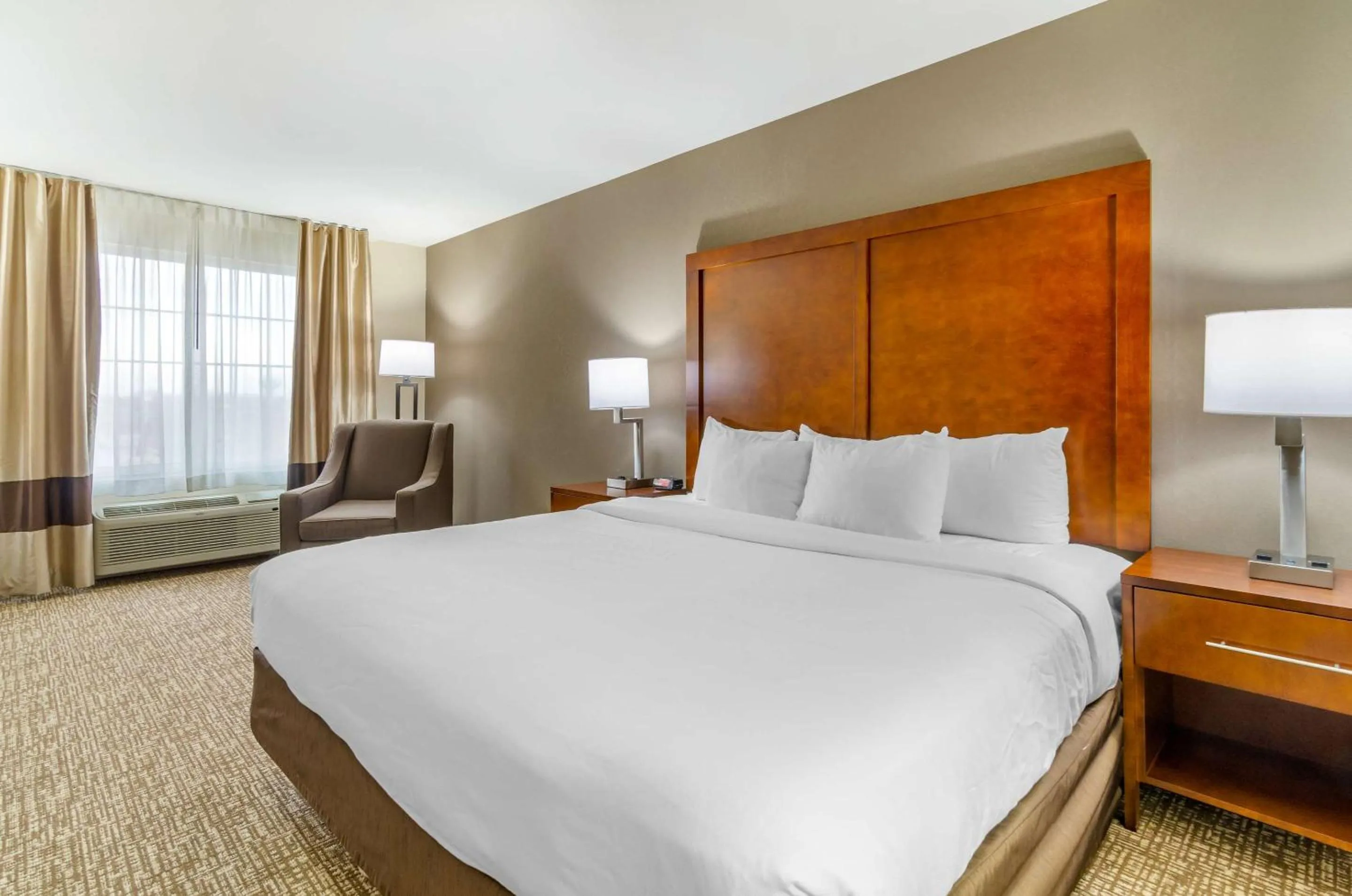 Bedroom, Bed in Comfort Inn & Suites near Bethel College