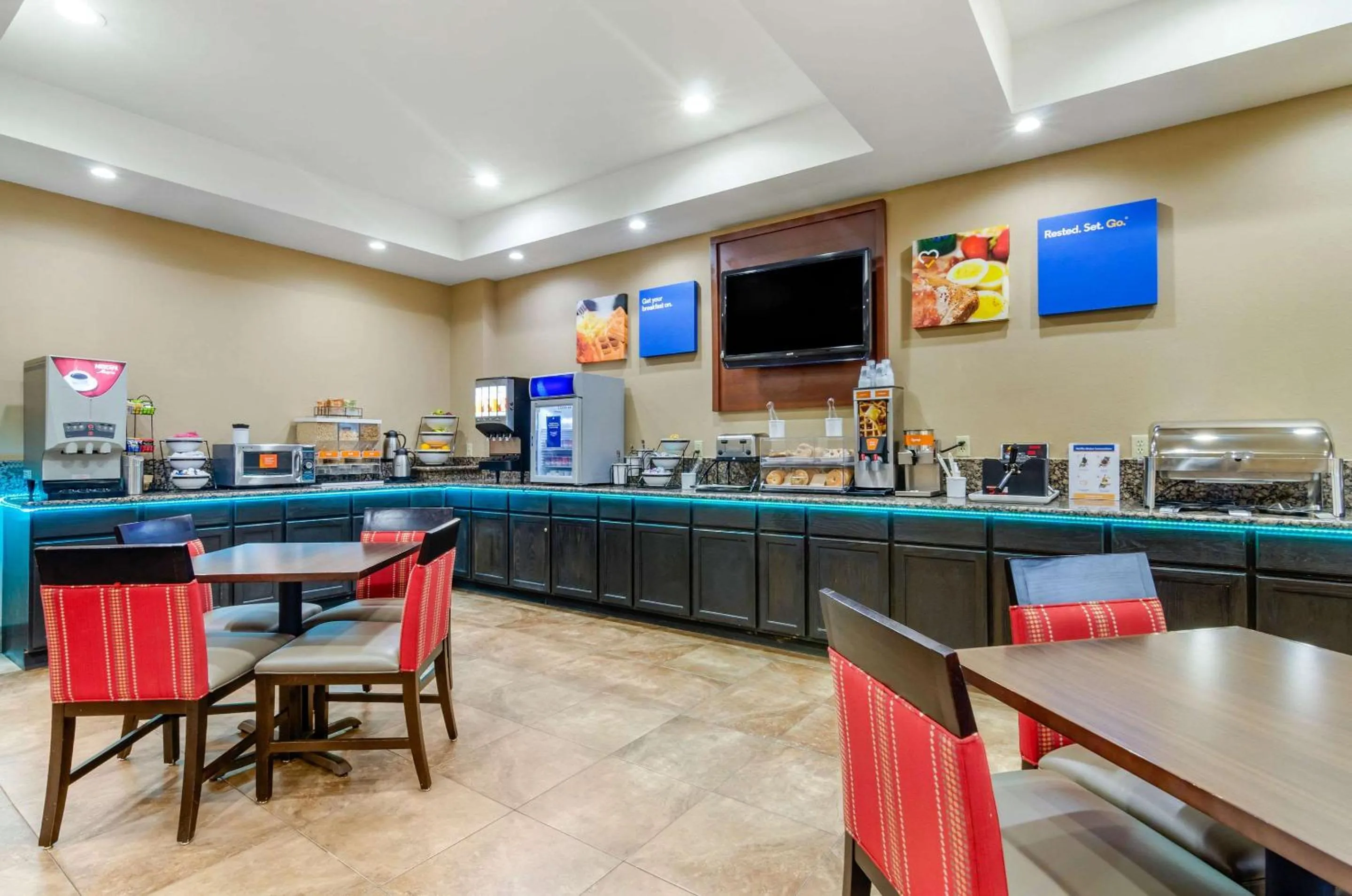 Breakfast in Comfort Inn & Suites near Bethel College
